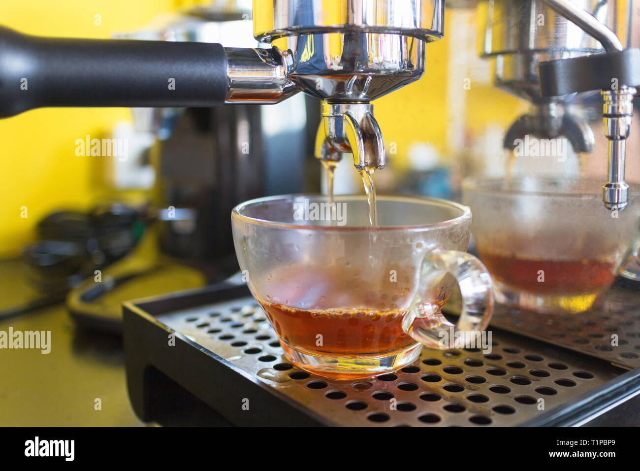 Macchina da Tè la preparazione del tè caldo e versando in tazze di caffè. Foto Stock