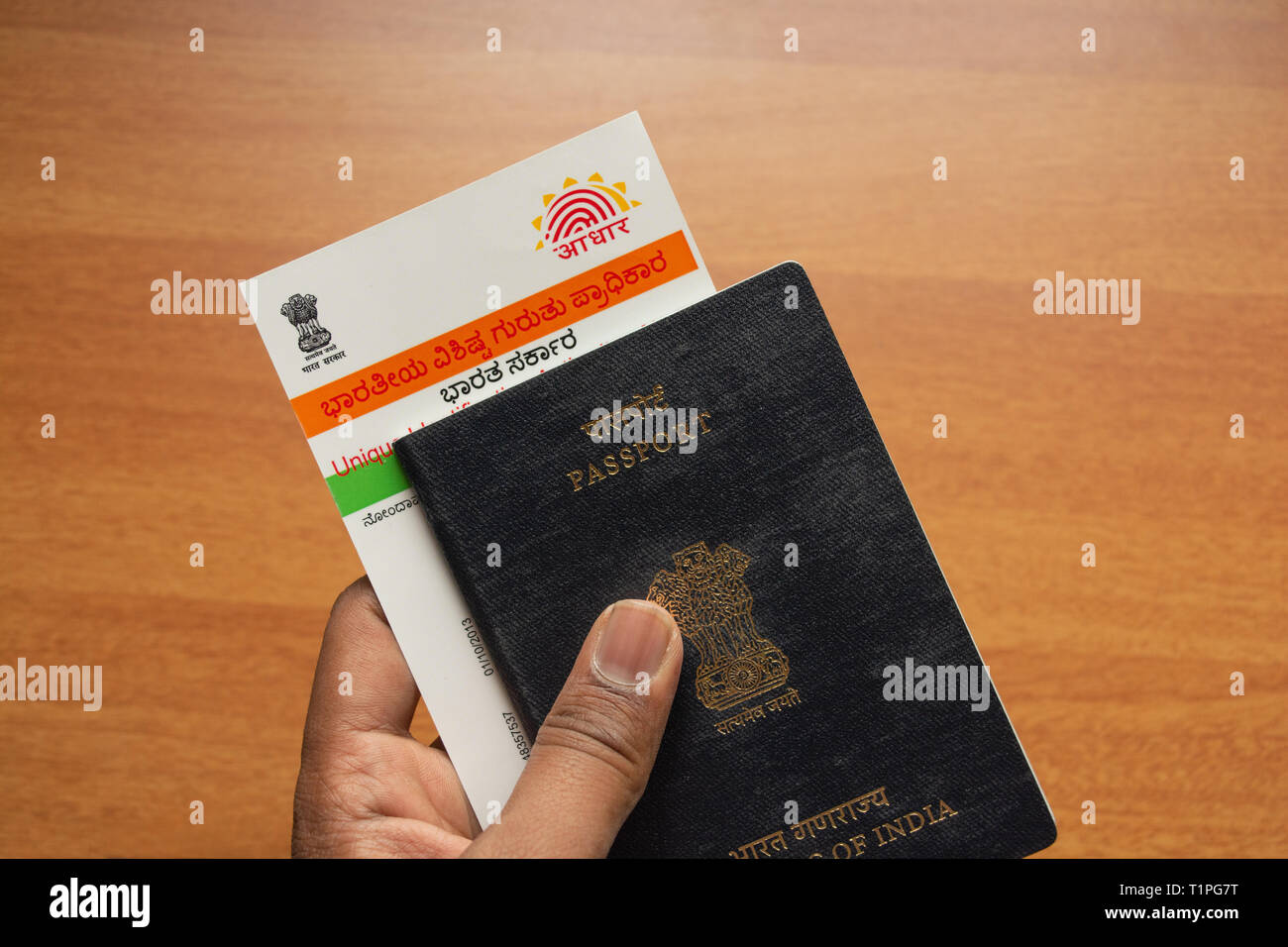 Maski,Karnataka, India - Marzo 14,2019:Azienda Aadhaar card e un passaporto che viene rilasciato dal Governo dell India come una carta d'identità per stranieri di viaggio Foto Stock