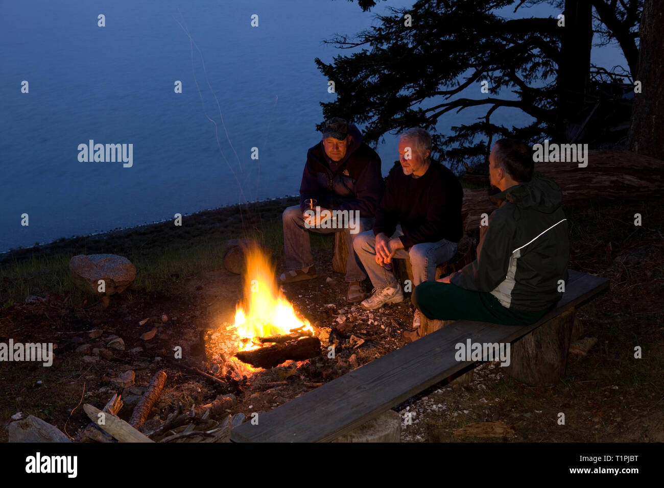 WA04212-00....WASHINGTON - la sera al fuoco a Westcott Bay su San Juan Island. Foto Stock