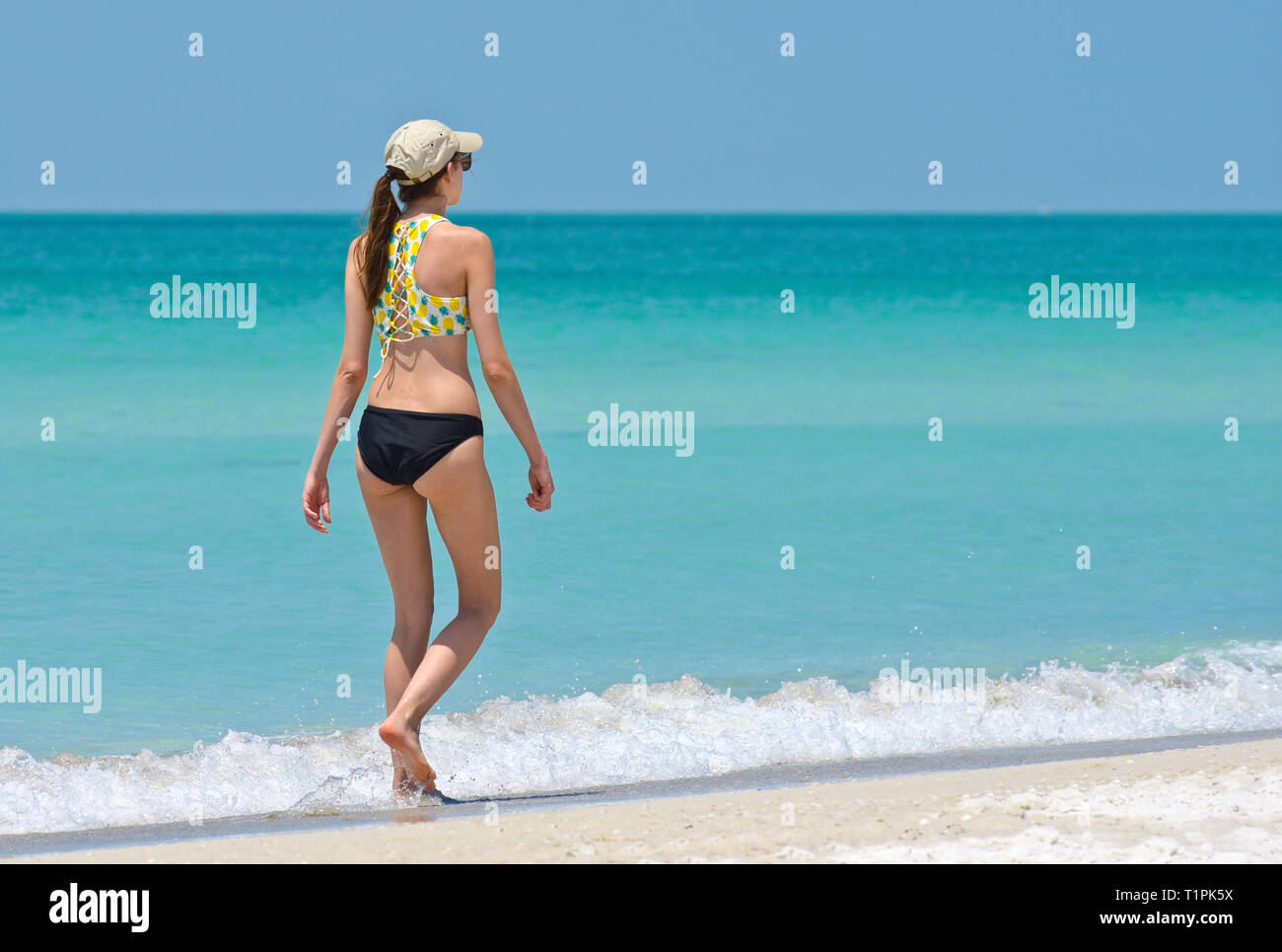 Piuttosto giovani donne in vacanza facendo una piacevole passeggiata e godersi una bella giornata di sole sulla spiaggia. Foto Stock