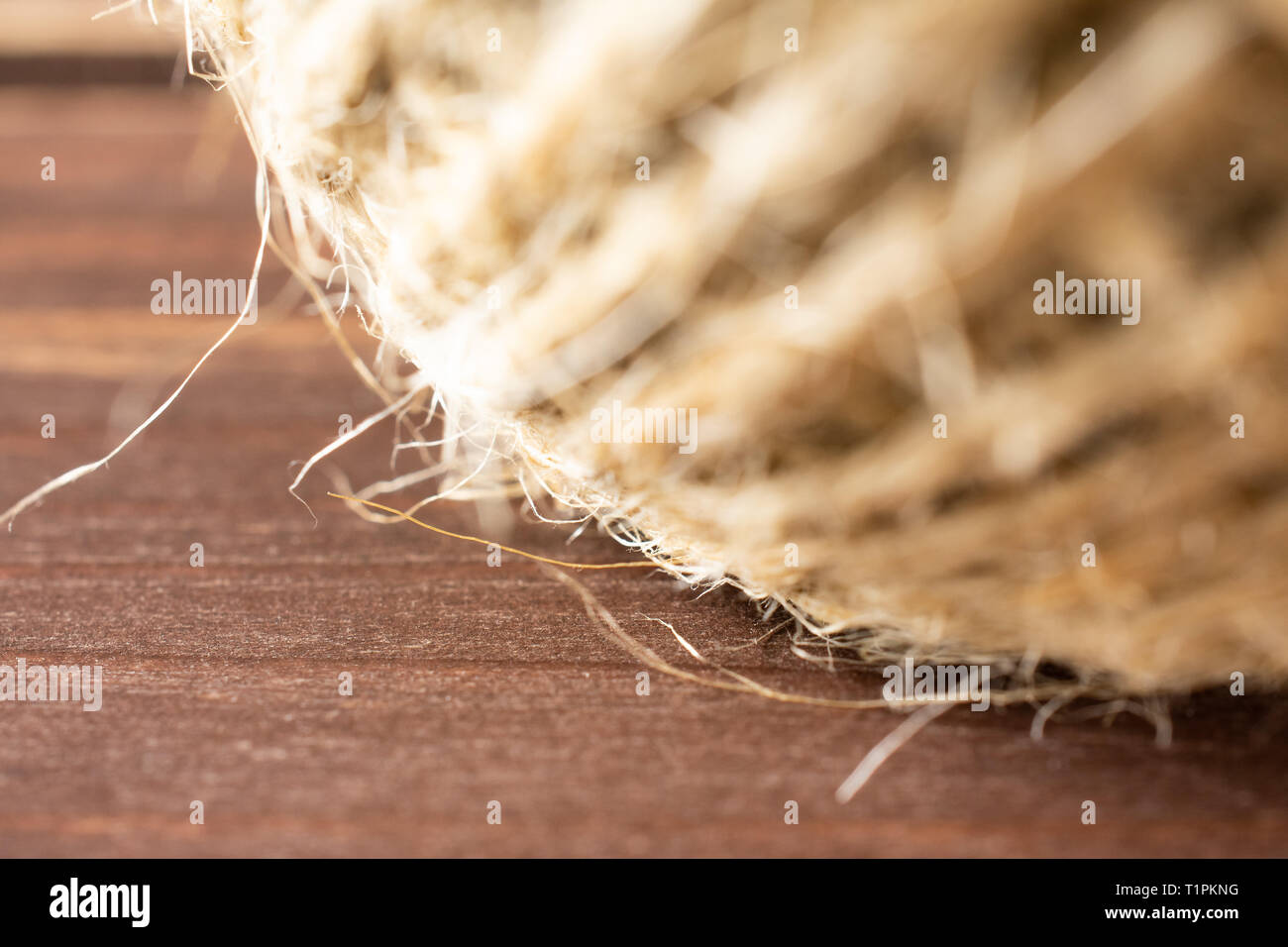 Primo piano di iuta di spool su legno marrone Foto Stock