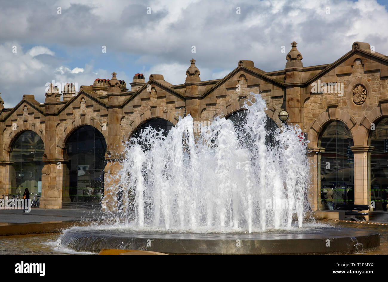 Il punto di vista della Fontana sulla Piazza covone davanti a Sheffield stazione ferroviaria edificio. Il South Yorkshire. Inghilterra Foto Stock