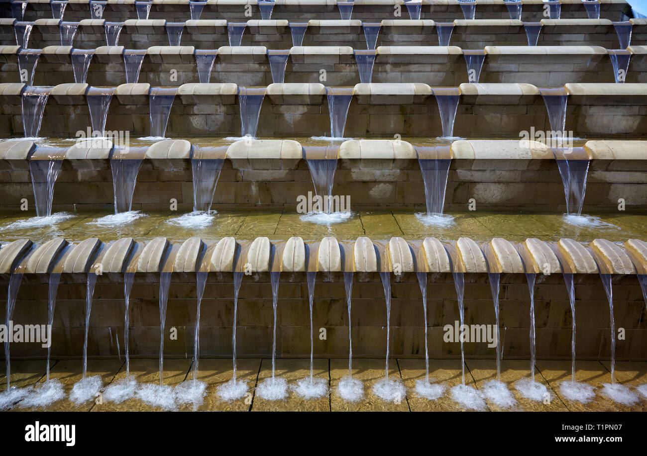 Cascata d'acqua sul fascio piazza davanti la stazione di Sheffield. Sheffield. Il South Yorkshire. Inghilterra Foto Stock