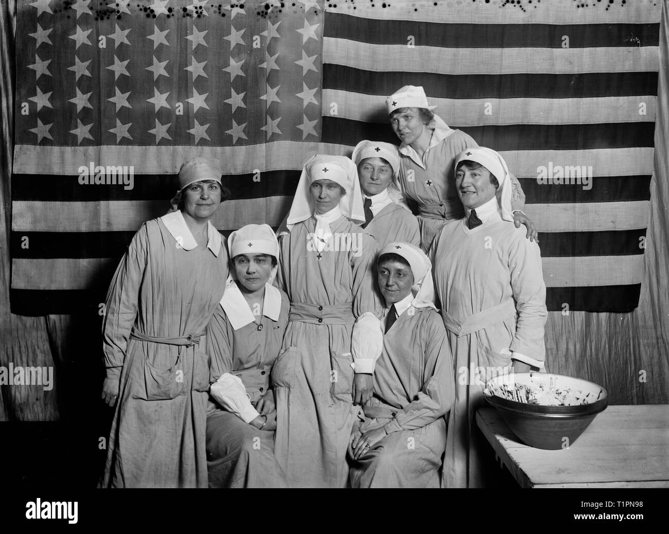 Parigi. Un gruppo di personale presso la Croce Rossa Americana mensa presso la stazione Gare St Lazarre, Parigi. Da sinistra a destra: in piedi, Miss Daisy Lyon, Elizabeth, N.J.; Miss La Venture, Tacoma, nello Stato di Washington; Miss Houghton, Buffalo, N.Y.; Miss Fankerson, St. Louis, Mo.; la sig.ra Elizabeth Snyder, Chicago, Ill. seduto: Miss Ranney, Parigi, Francia; e Miss Stellwagon, Philadelphia, PA - Marzo 1919 Foto Stock