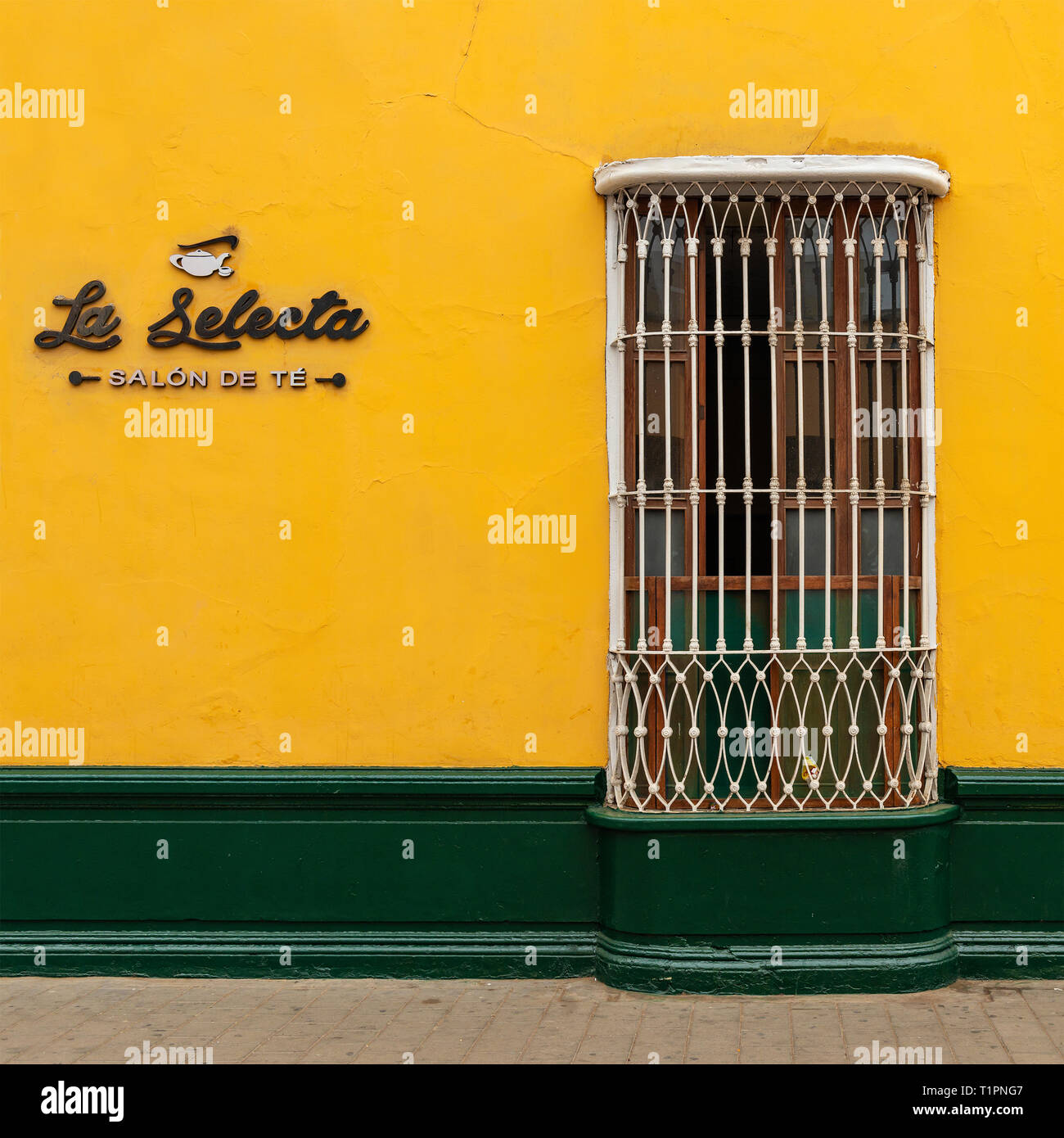 Giallo e facciata verde nel centro della città di Trujillo in stile coloniale con architettura di ghisa decorazione per finestre, Perù. "Selezionare salone da tè". Foto Stock