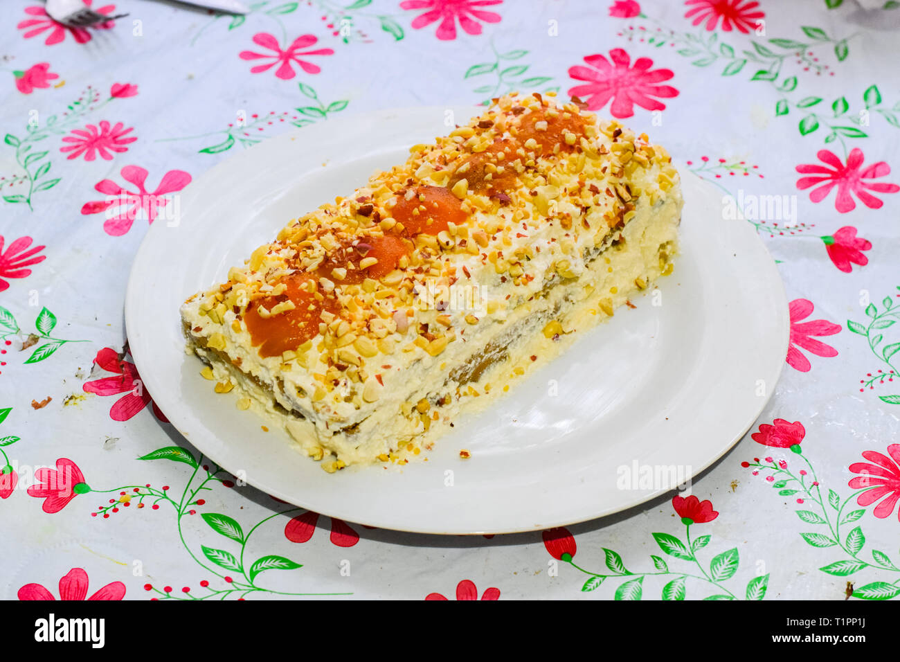Torta con crema, albicocca e spolverati con dadi Foto Stock