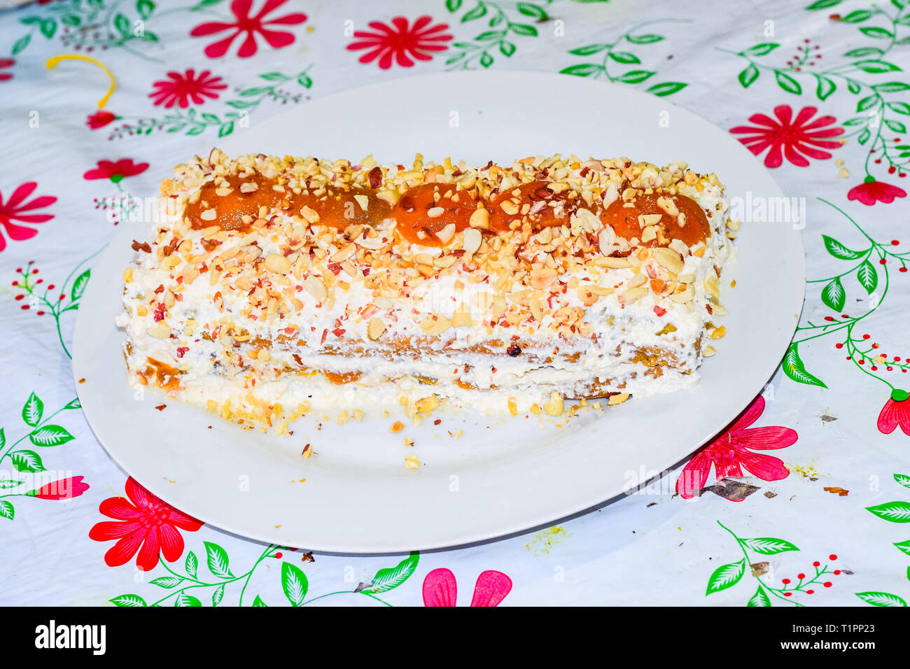 Torta con crema, albicocca e spolverati con dadi Foto Stock