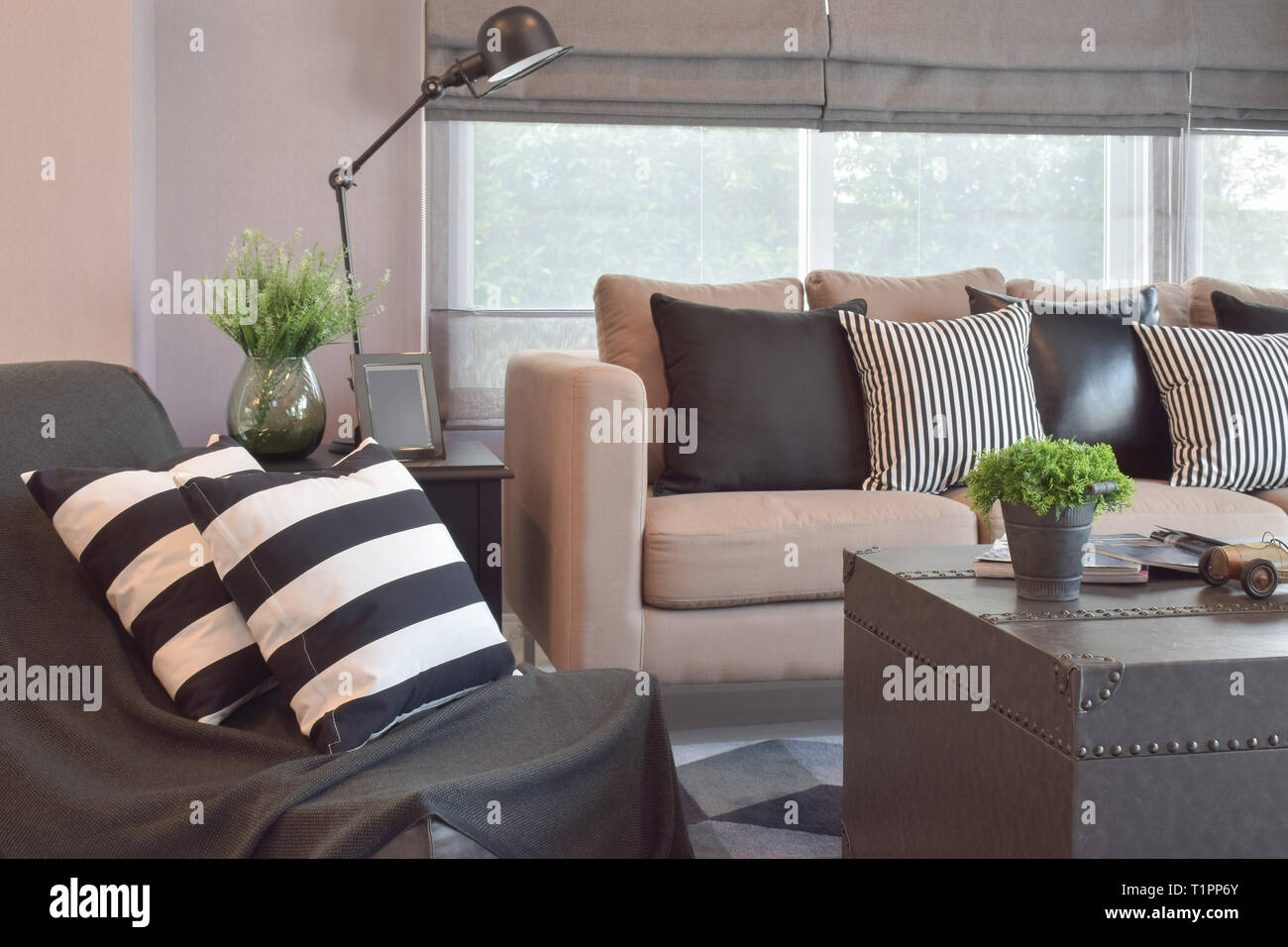 Rigato nero e cuscini in pelle sul divano in moderno stile industriale  soggiorno Foto stock - Alamy