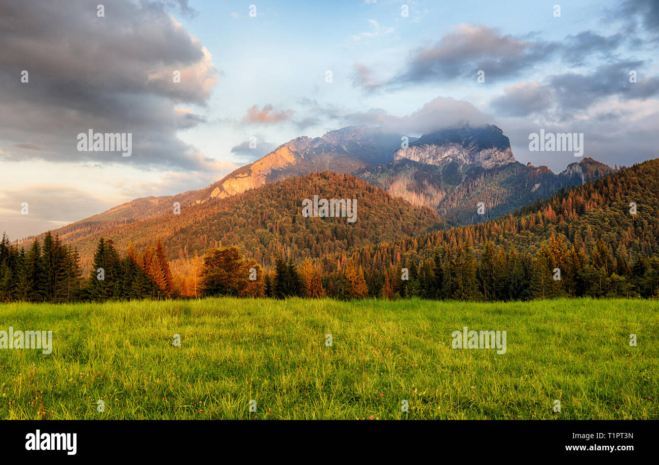 Tramonto di maestose montagne paesaggio, Carpazi, Slovacchia Foto Stock