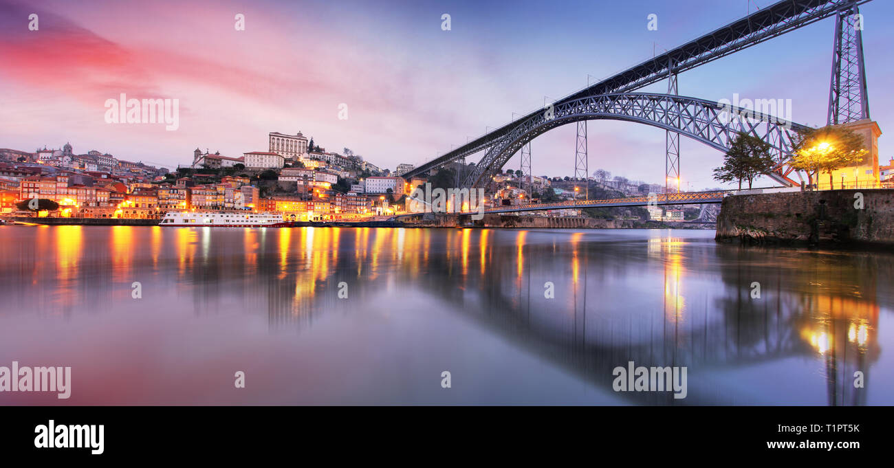 Paesaggio urbano di Porto (Oporto) città vecchia, Portogallo. Valle del fiume Douro. Panorama della famosa città portoghese. Foto Stock