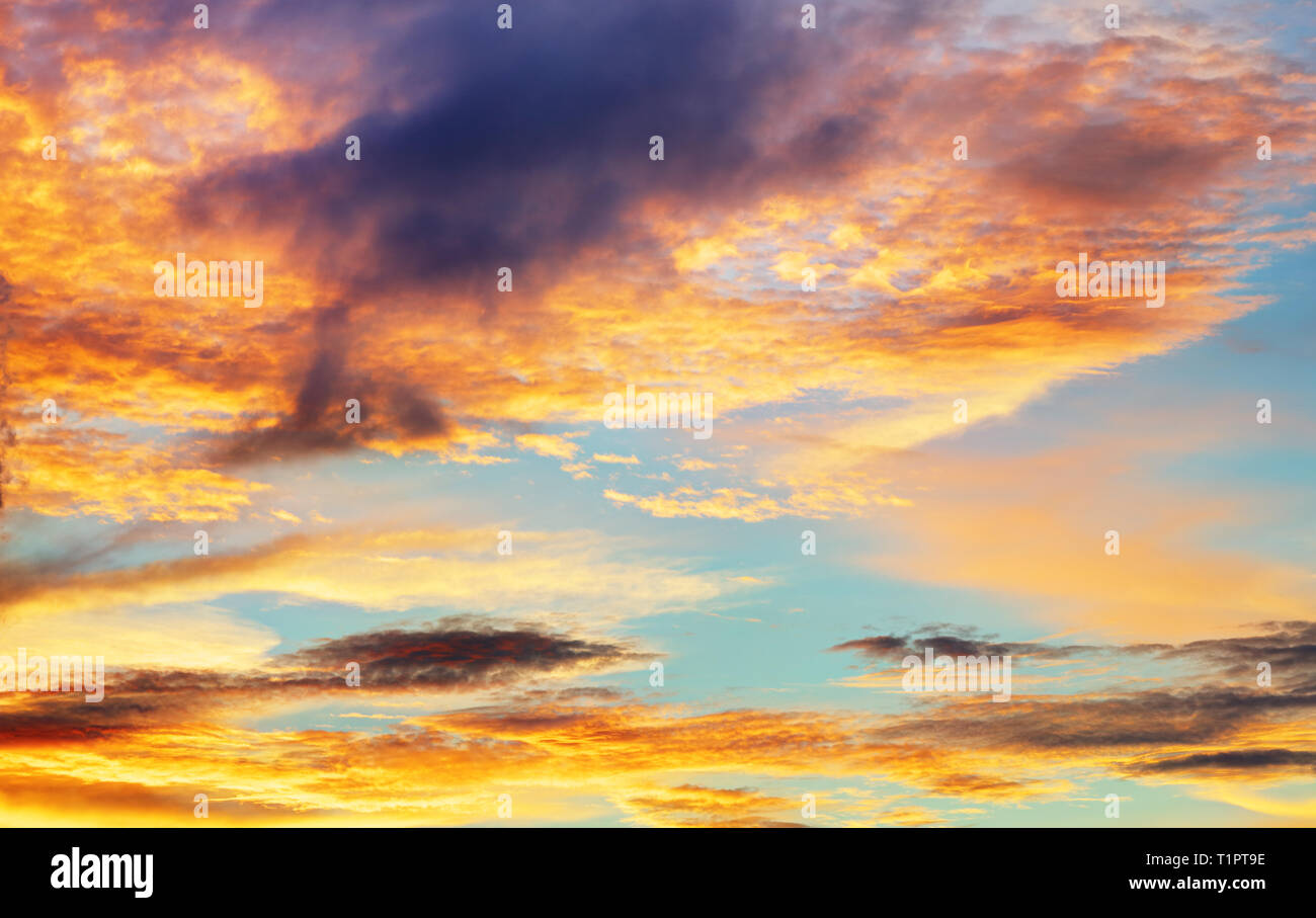 Texture di luminose del cielo della sera durante il tramonto Foto Stock
