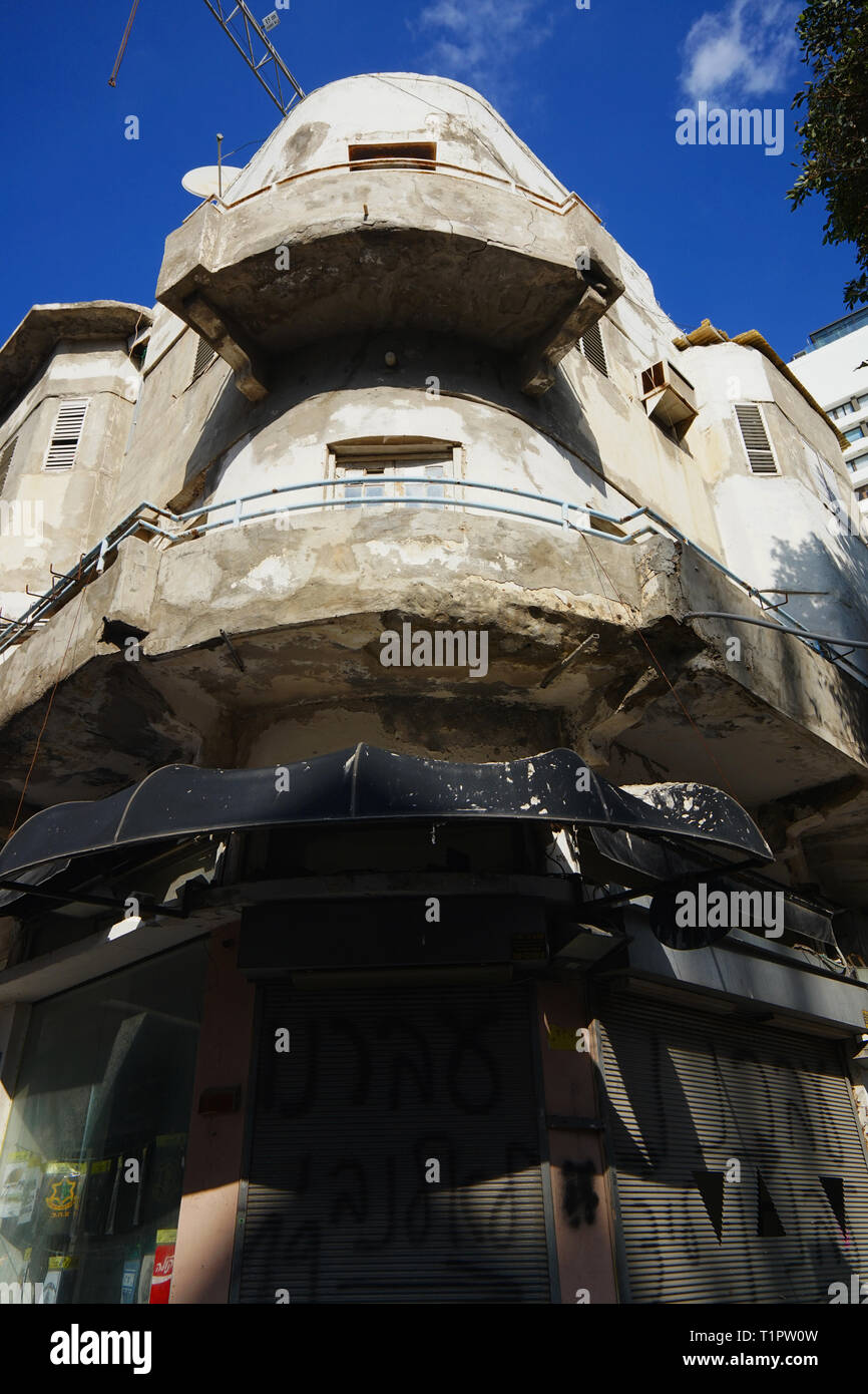 Israele - TEL AVIV - CITTÀ DI CONTRASTO TEL AVIV HA OFFERTO DI PIÙ FACCE DA ULTIMATE nuovi edifici a quasi rovinato CASE E PERLA DI STORIA DELL'ARCHITETTURA MODERNA CON BAHAUS ESEMPI - TEL AVIV edifici - TEL AVIV fotografia urbani - fotografia a colori © Frédéric BEAUMONT Foto Stock