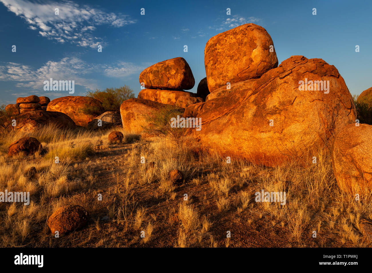 Famoso masso di granito di diavoli marmi a Stuart Highway. Foto Stock