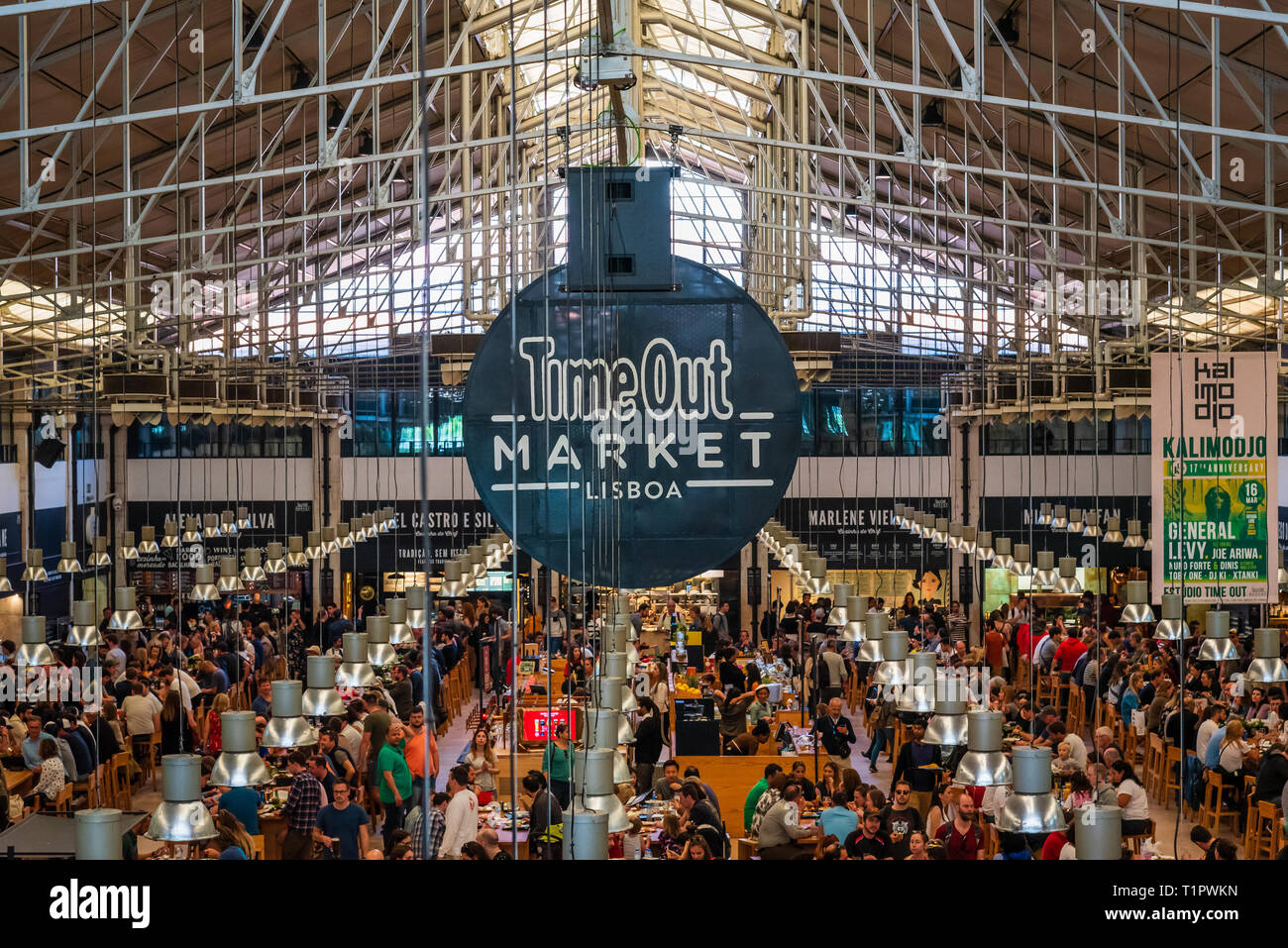 Tempo fuori mercato Lisboa è un food hall situato nel Mercado da Ribeira a Cais do Sodre a Lisbona, Portogallo Foto Stock