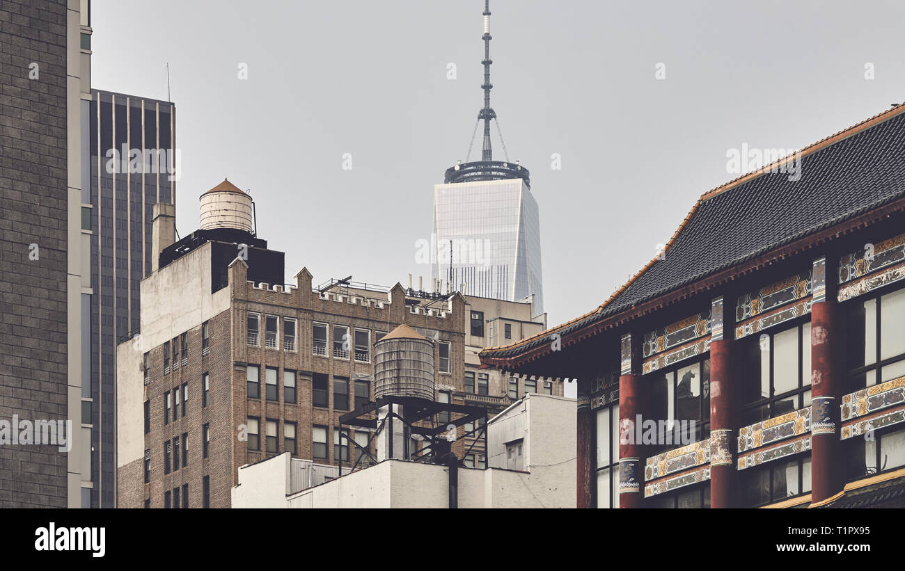 New York cityscape con torri d'acqua visto da Chinatown, tonificazione del colore applicato, STATI UNITI D'AMERICA. Foto Stock