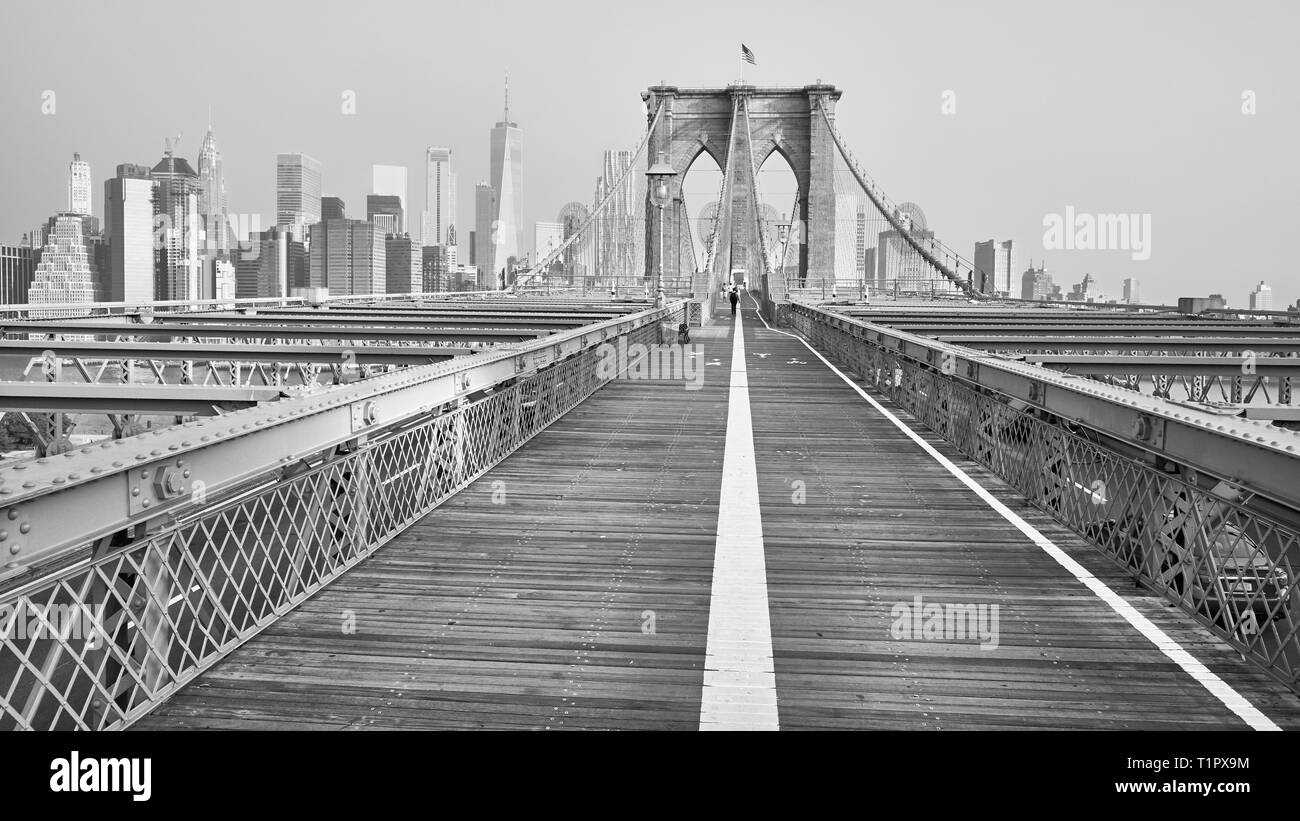 Immagine in bianco e nero del Ponte di Brooklyn e la skyline di Manhattan, New York. Foto Stock
