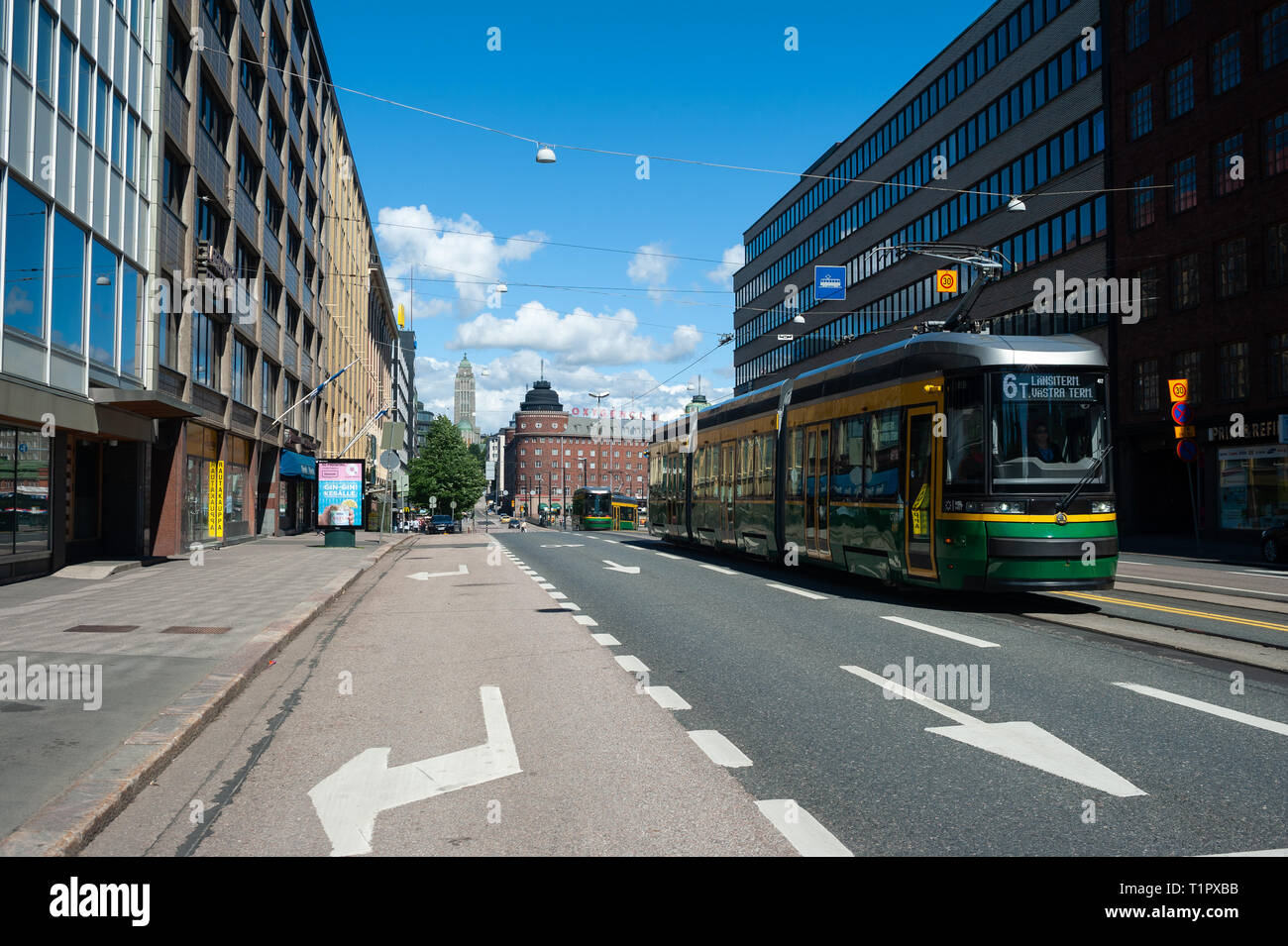 23.06.2018, Helsinki, Finlandia, Europa - Una scena di strada con un tram in Kallio al quartiere della capitale finlandese. Foto Stock