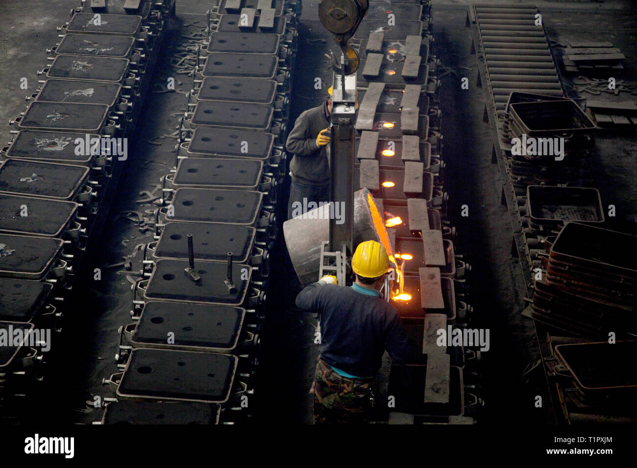 I lavoratori di una fonderia a forno di fusione Foto Stock
