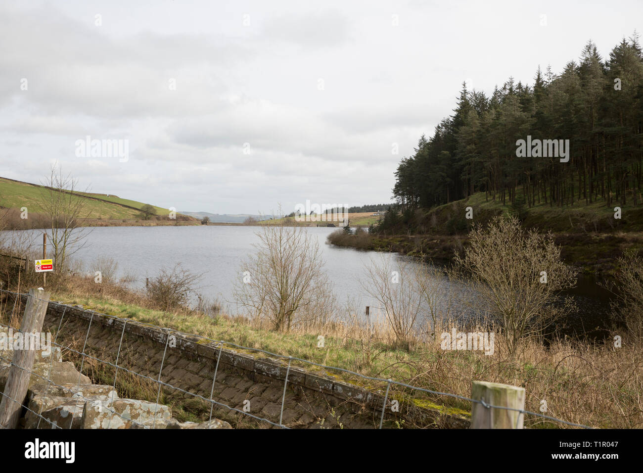 Una vista di Ogden inferiore serbatoio sopra il villaggio di orzo, nel quartiere di Pendle Lancashire. La zona è frequentata da escursionisti e noto per la P Foto Stock