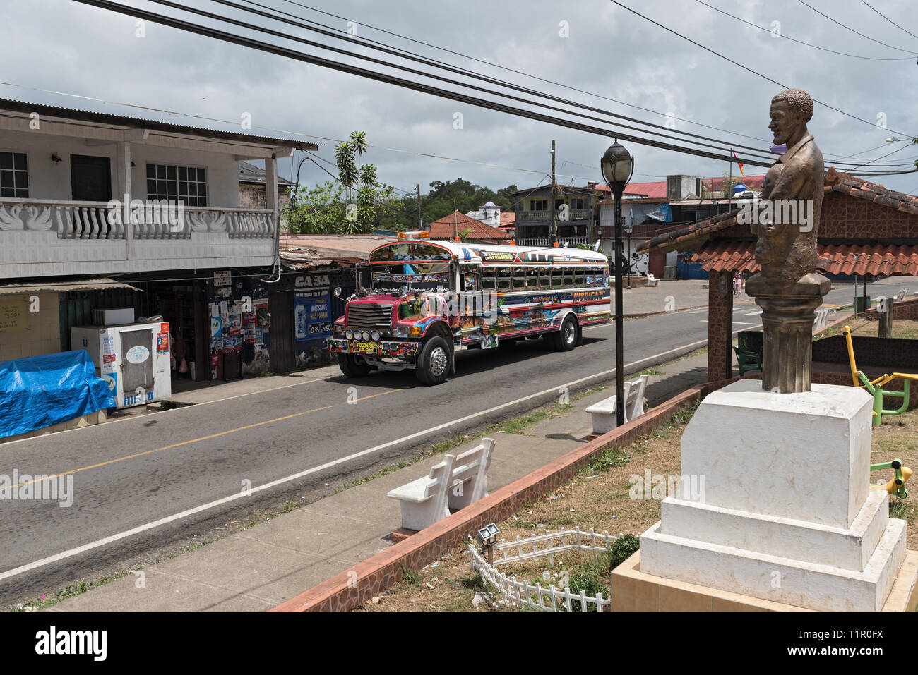 Verniciato colorato bus di pollo in Portobelo, Panama Foto Stock