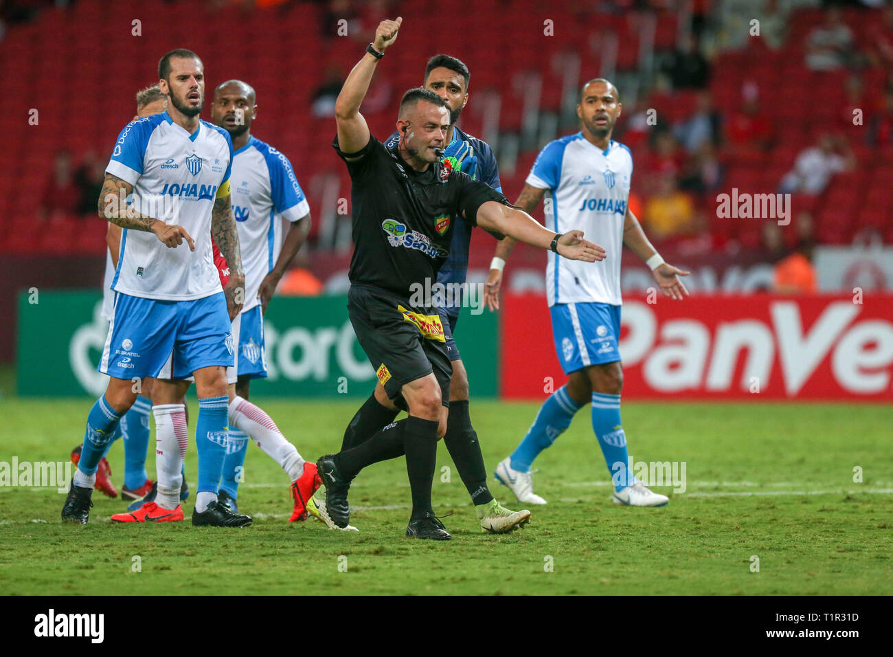 Porto Alegre, Brasile. 28 Mar, 2019. Arbitrato di Erico Andrade assistita da Max Augusto Guimarães Vioni e Mateus Olivério Rocha durante Internacional X Novo Hamburgo, secondo match dei quarti di finale di Gauchão 2019. Match tenutosi allo stadio Beira Rio il mercoledì sera (27) a Porto Alegre, RS, Brasile. Credito: Raul Pereira/FotoArena/Alamy Live News Foto Stock