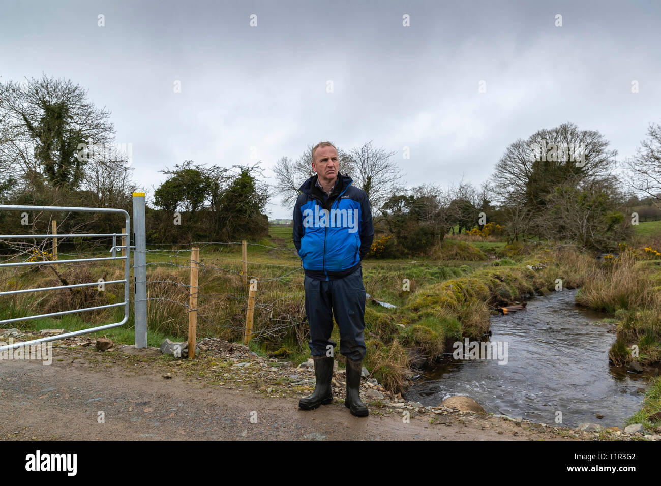 (190328) -- DERRY, 28 marzo 2019 (Xinhua) -- Brian Renaghan, sorge accanto alla frontiera irlandese che divide la sua fattoria in due e una metà nella contea di Armagh nell'Irlanda del Nord del Regno Unito e degli altri nella contea di Monaghan nella Repubblica di Irlanda il 19 marzo 2019. Il profilarsi la possibilità di una difficile frontiera irlandese che potrebbe essere creato da Brexit provoca l agonia di persone in Derry, una città di confine in Irlanda del Nord non ha dimestichezza con i giorni oscuri della divisione e della violenza. Per andare con Spotlight: Irlanda del Nord città diffidenti nei confronti di possibili hard confine come telai Brexit (Xinhua/Han Yan) Foto Stock