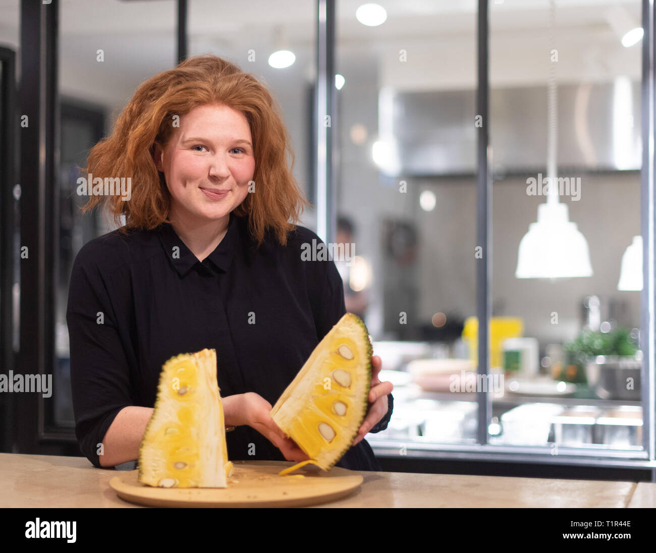 Berlino, Germania. 26 Mar, 2019. Verena Bahlsen sorge accanto a un affettato jackfruit, prese a premere la cena al presente jackfruit piatti nel ristorante 'Hermann's". Il 26-anno-vecchio pronipote del fondatore della fabbrica di biscotti Bahlsen e figlia di Werner Bahlsen, l'ex managing director della Hannover dinastia biscotto Bahlsen, ha fondato un ristorante con un collega in cui Jackfruit hamburger sono serviti. (A dpa 'un Bahlsen e il Jackfruit') Credito: Monika Skolimowska/dpa-Zentralbild/dpa/Alamy Live News Foto Stock