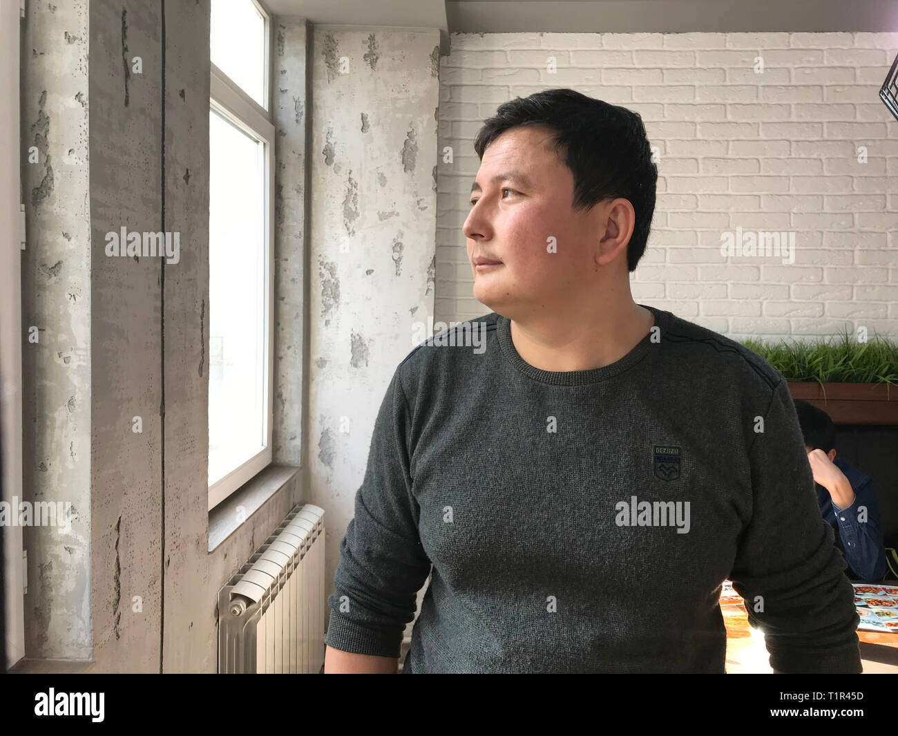 Almaty, Kazakhstan. 23 Nov, 2018. Kairat Samarkan, un ex detenuto di un cinese per la rieducazione camp, ammesso ad Almaty. Egli proviene dal Xinjiang, una provincia di disordini nella Cina occidentale. Egli vive ora nella vicina Kazakistan (a dpa storia: la Cina e gli uiguri) Credito: Simina Mistrenau/dpa/Alamy Live News Foto Stock