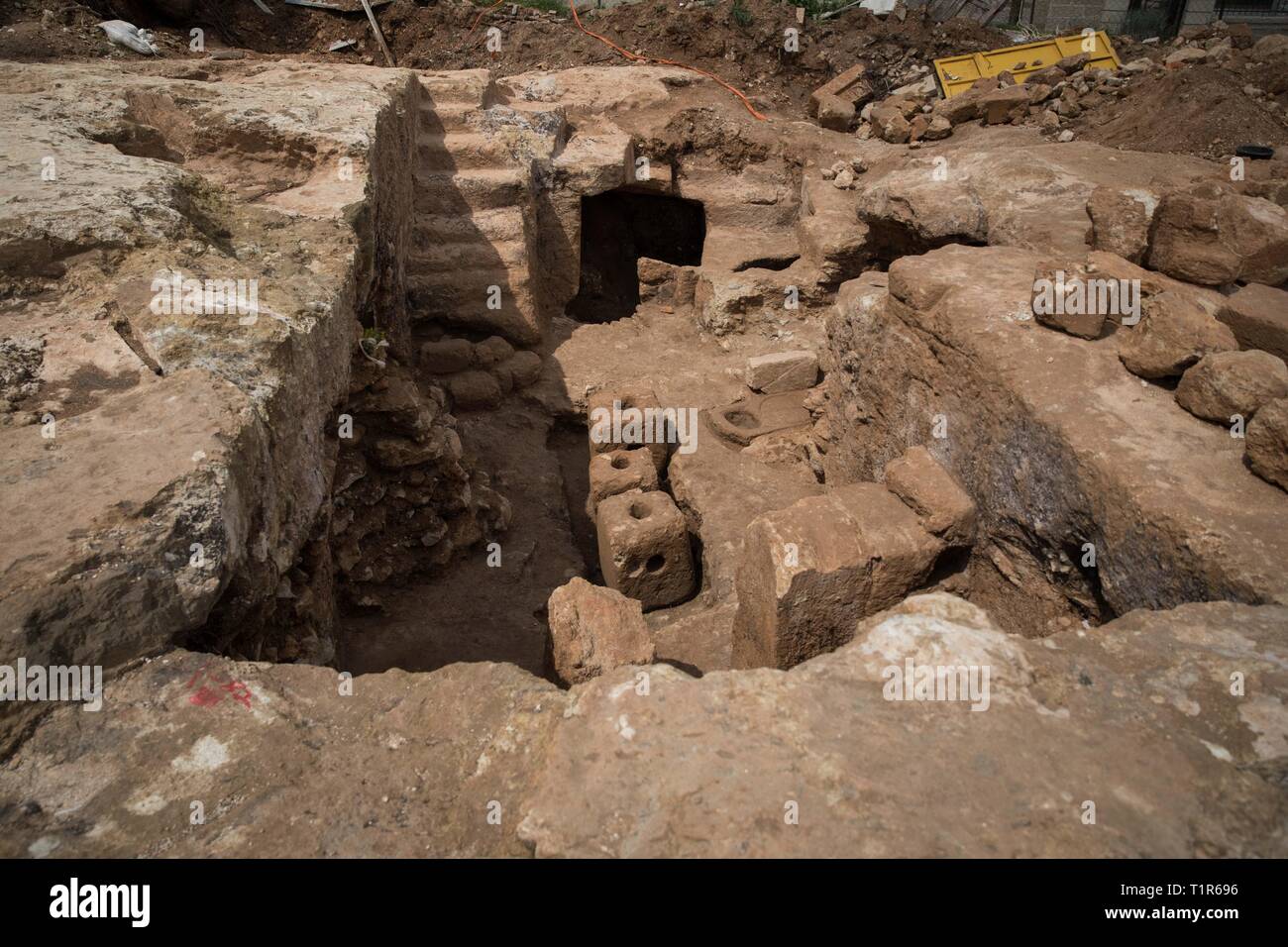 Gerusalemme. 27 Mar, 2019. Foto scattata a Marzo 27, 2019 mostra la vista dei resti di un rurale insediamento ebraico a Sharafat quartiere di Gerusalemme. Resti di un rurale insediamento ebraico da duemila anni fa con lussuose terreno di sepoltura sono state scoperte negli scavi nel sud di Gerusalemme, l'Autorità di Antichità Israele (IAA) segnalati Mercoledì. Credito: JINI/Xinhua/Alamy Live News Foto Stock