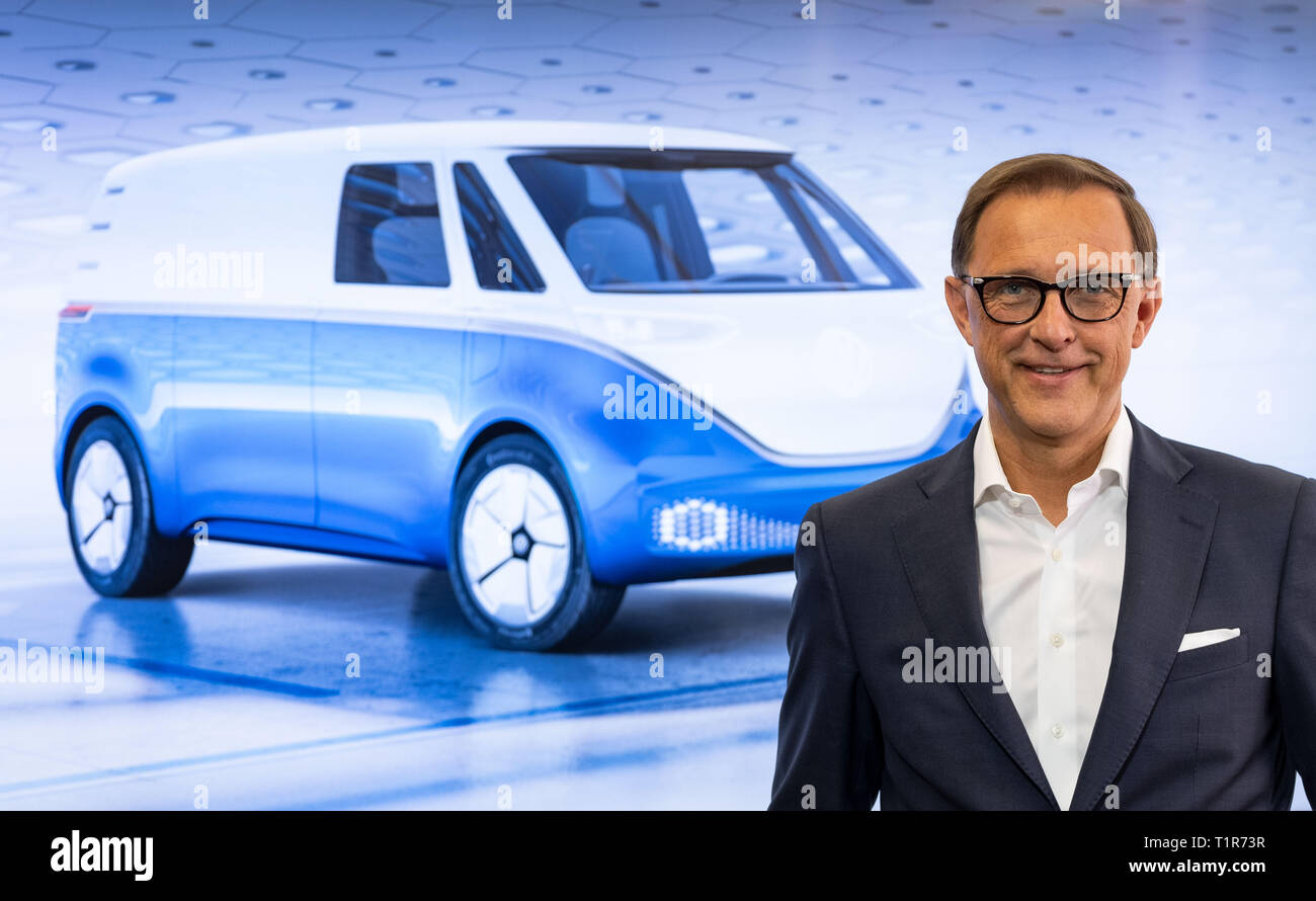 28 marzo 2019, Bassa Sassonia, Hannover: Thomas Sedran, CEO della Volkswagen Veicoli Commerciali marca, parla con i giornalisti durante la conferenza stampa annuale. Durante il PK, il CEO informa circa le strategie e gli obiettivi del marchio. Foto: Peter Steffen/dpa Foto Stock