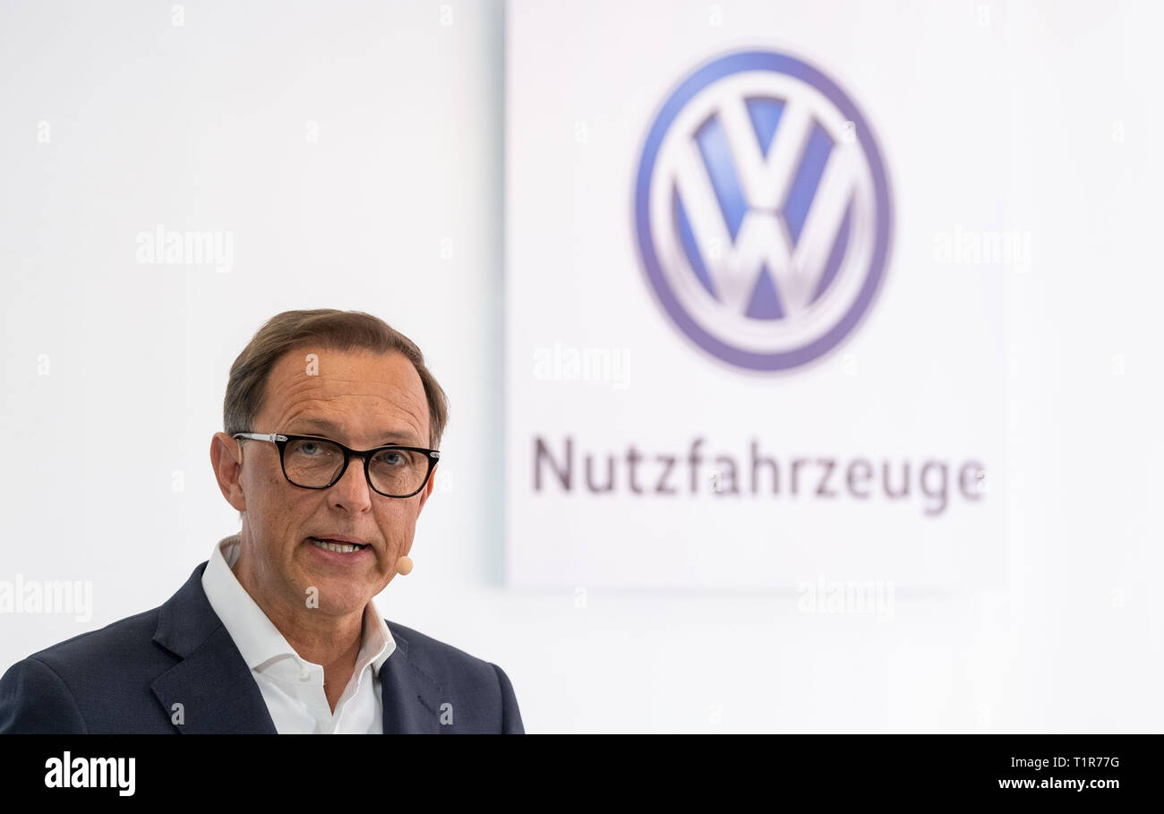 Hannover, Germania. 28 Mar, 2019. Thomas Sedran, CEO della Volkswagen Veicoli Commerciali marca, parla con i giornalisti in Hannover durante la conferenza stampa annuale. Durante il PK, il CEO informa circa le strategie e gli obiettivi del marchio. Credito: Peter Steffen/dpa/Alamy Live News Foto Stock