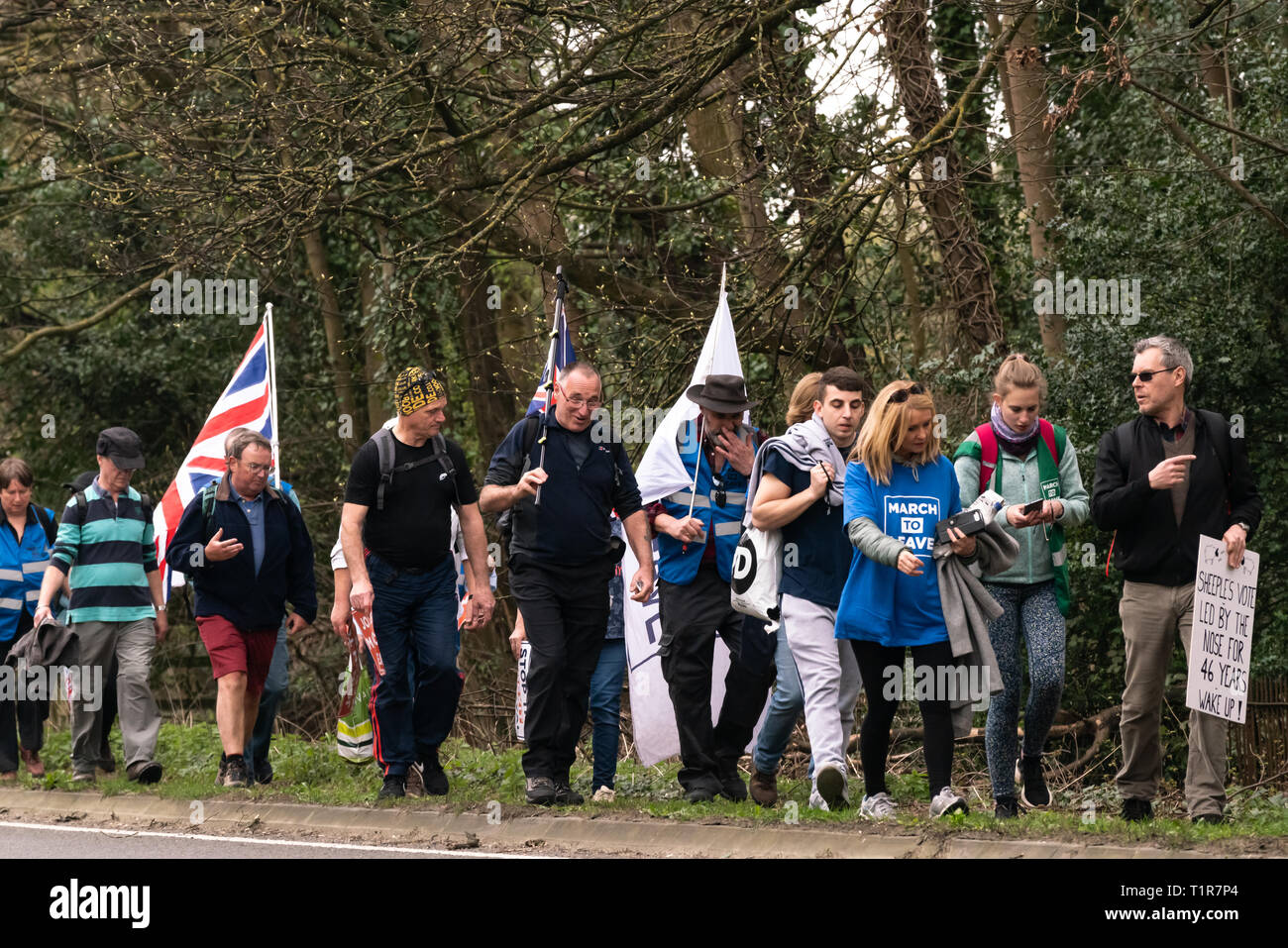 “Arch to Leave”: Gli attivisti della Brexit si riuniscono il giorno 13 della loro marcia in tutta l’Inghilterra, Regno Unito. Foto Stock