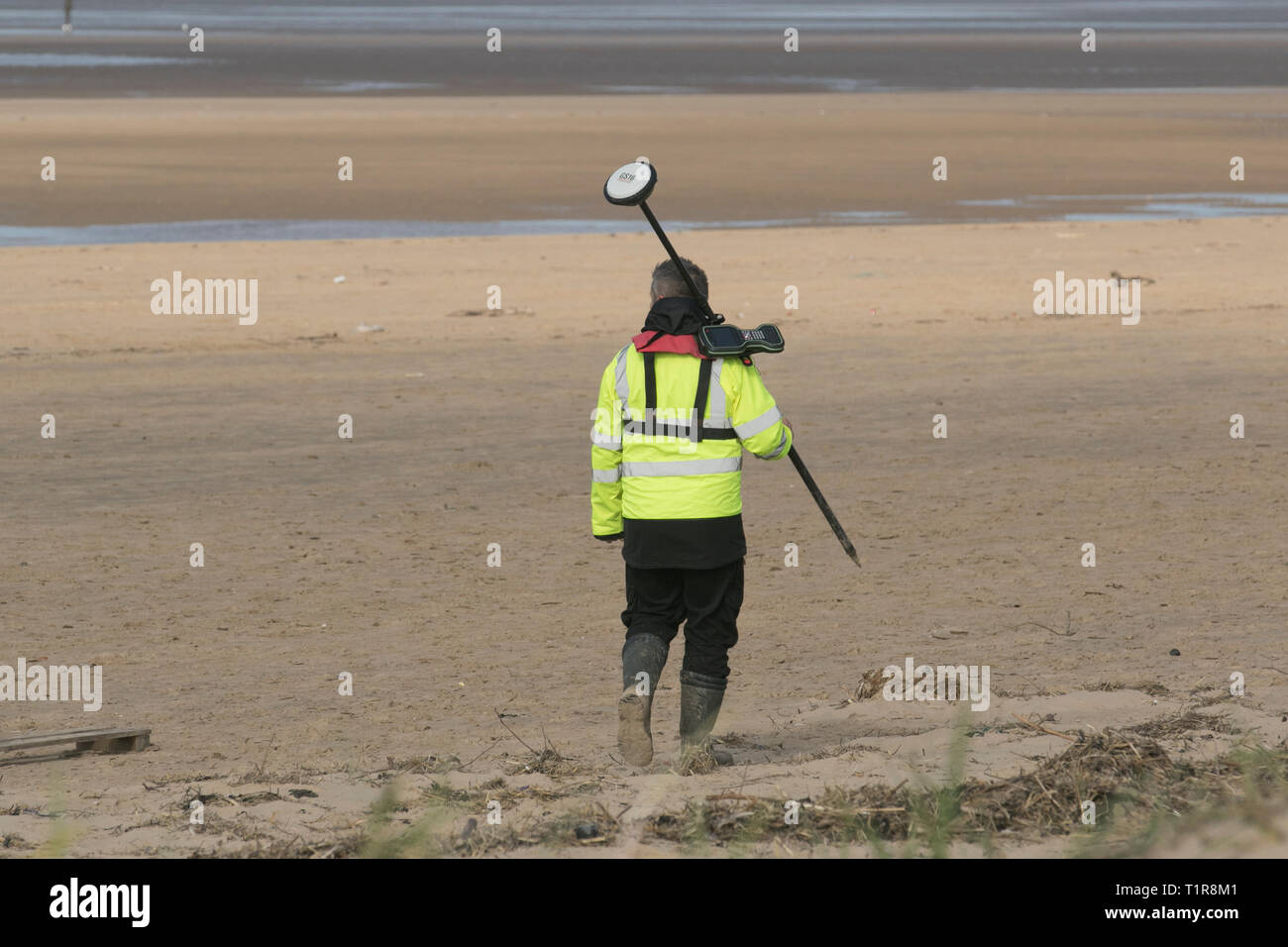 Indagine sulla spiaggia da parte dei dipendenti del Sefton council che utilizzano le apparecchiature GPS Leica come parte del monitoraggio costiero effettuato una volta ogni 6 mesi sulla vasta spiaggia sabbiosa, sull'area delle dune di sabbia che monitora l'erosione e l'accrescimento. Foto Stock