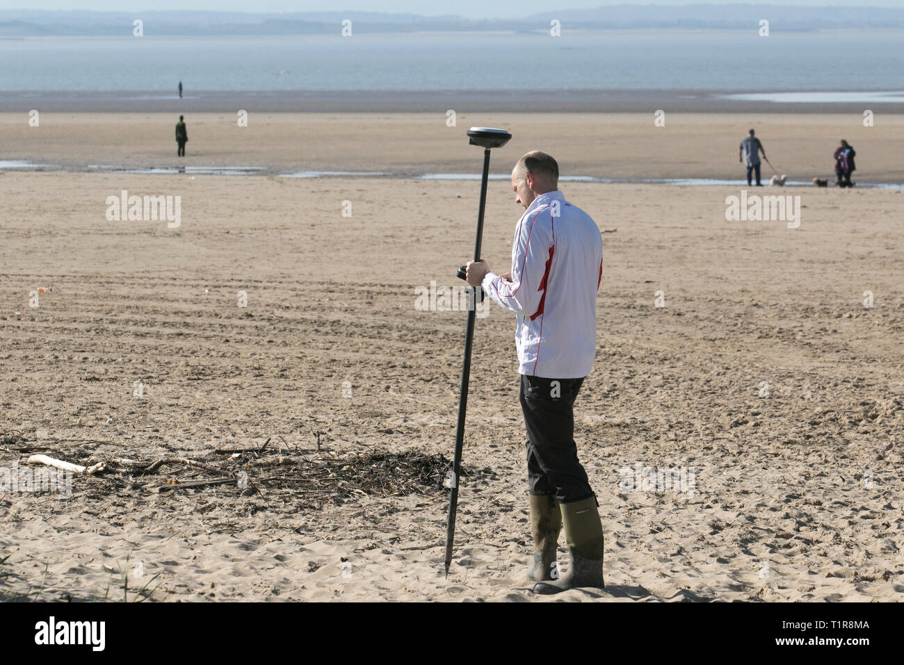 Indagine sulla spiaggia da parte dei dipendenti del Sefton council che utilizzano le apparecchiature GPS Leica come parte del monitoraggio costiero effettuato una volta ogni 6 mesi sulla vasta spiaggia sabbiosa, sull'area delle dune di sabbia che monitora l'erosione e l'accrescimento. Foto Stock