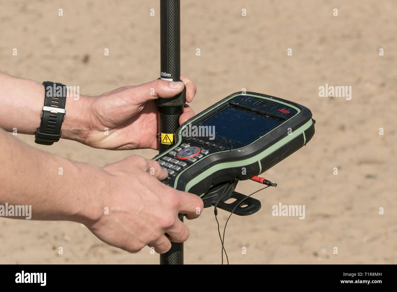 Indagine sulla spiaggia da parte dei dipendenti del Sefton council che utilizzano le apparecchiature GPS Leica come parte del monitoraggio costiero effettuato una volta ogni 6 mesi sulla vasta spiaggia sabbiosa, sull'area delle dune di sabbia che monitora l'erosione e l'accrescimento. Foto Stock