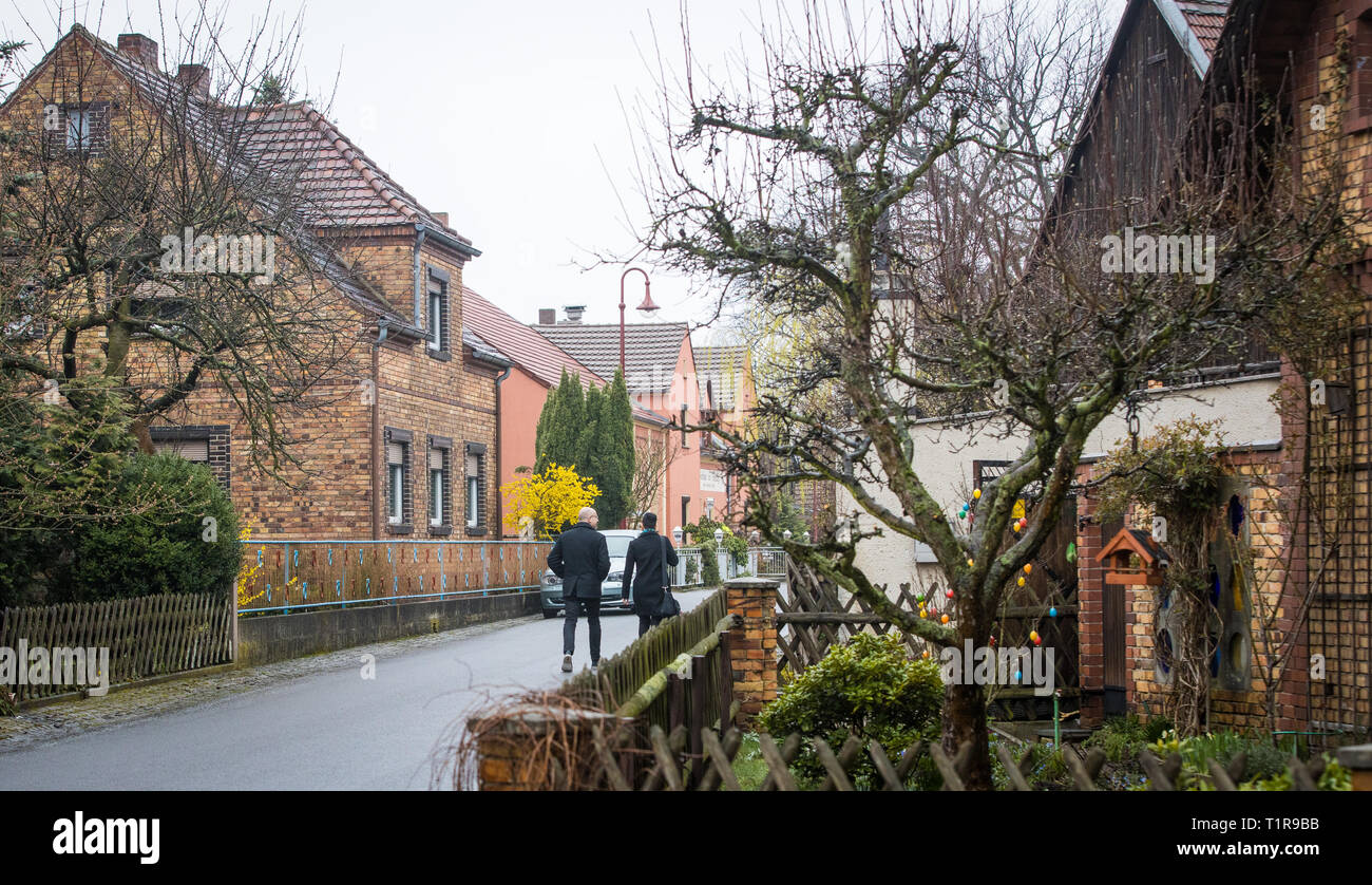 28 marzo 2019, in Sassonia, Mühlrose: vista in una via del borgo Mühlrose nella Lausitz. Il contratto per la nuova sistemazione del villaggio tra i comuni di Trebendorf e Schleife e la società energetica Leag è stato firmato. Mühlrose è uno degli ultimi villaggi del distretto Lusatian per dare modo a carbone marrone, che è quello di essere dragati all inizio del 2030s. Lausitz Energie Bergbau AG si aspetta un volume di produzione di 150 milioni di tonnellate di carbone. Il nuovo mulino rose si trova quindi nel ciclo di sette chilometri di distanza. Foto: Oliver Killig/dpa-Zentralbild/dpa Foto Stock