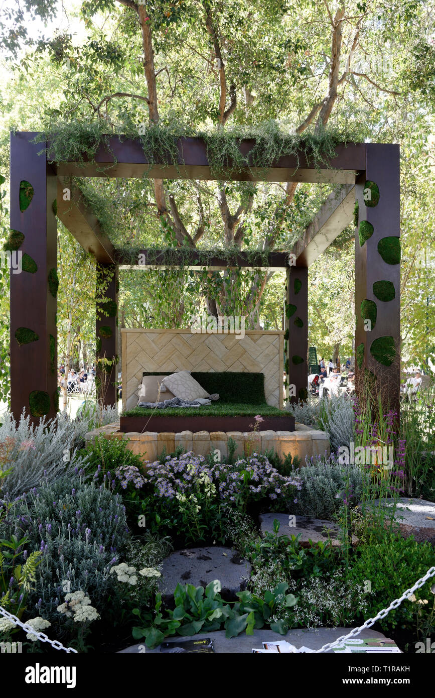 Melbourne, Australia. Il 28 marzo 2019. Display del giardino al 2019 Internazionale di Melbourne e fiore giardino mostra che è ospitato nel patrimonio storico Royal Exhibition Building e giardini Carlton oltre cinque gloriosi giorni d'autunno. L'evento presenta il meglio del paesaggio floreale e talenti provenienti da Australia e in tutto il mondo a fianco e una vasta gamma di giardino prodotti retail. Credito: Steven Sklifas/Alamy Live News Foto Stock