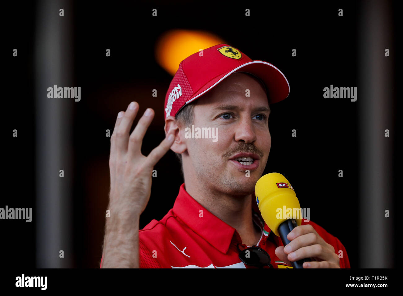 Sakhir, Bahrain. 28 Mar, 2019. SEBASTIAN VETTEL della Scuderia Ferrari missione vagli durante i preparativi del 2019 FIA Formula 1 Gran Premio del Bahrain al Circuito Internazionale del Bahrain sul circuito di Sakhir. Credito: James Gasperotti/ZUMA filo/Alamy Live News Foto Stock