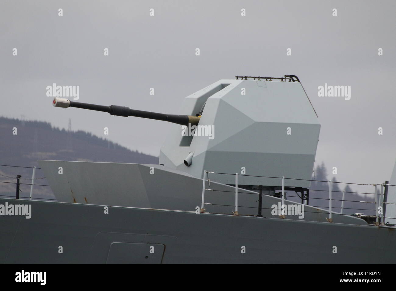 Un 4.5 pollici Mark 8 cannone navale, la principale unità di artiglieria trasportate a bordo di HMS Defender (D36), un audace-classe (tipo 45) distruttore gestito dalla Royal Navy. Foto Stock