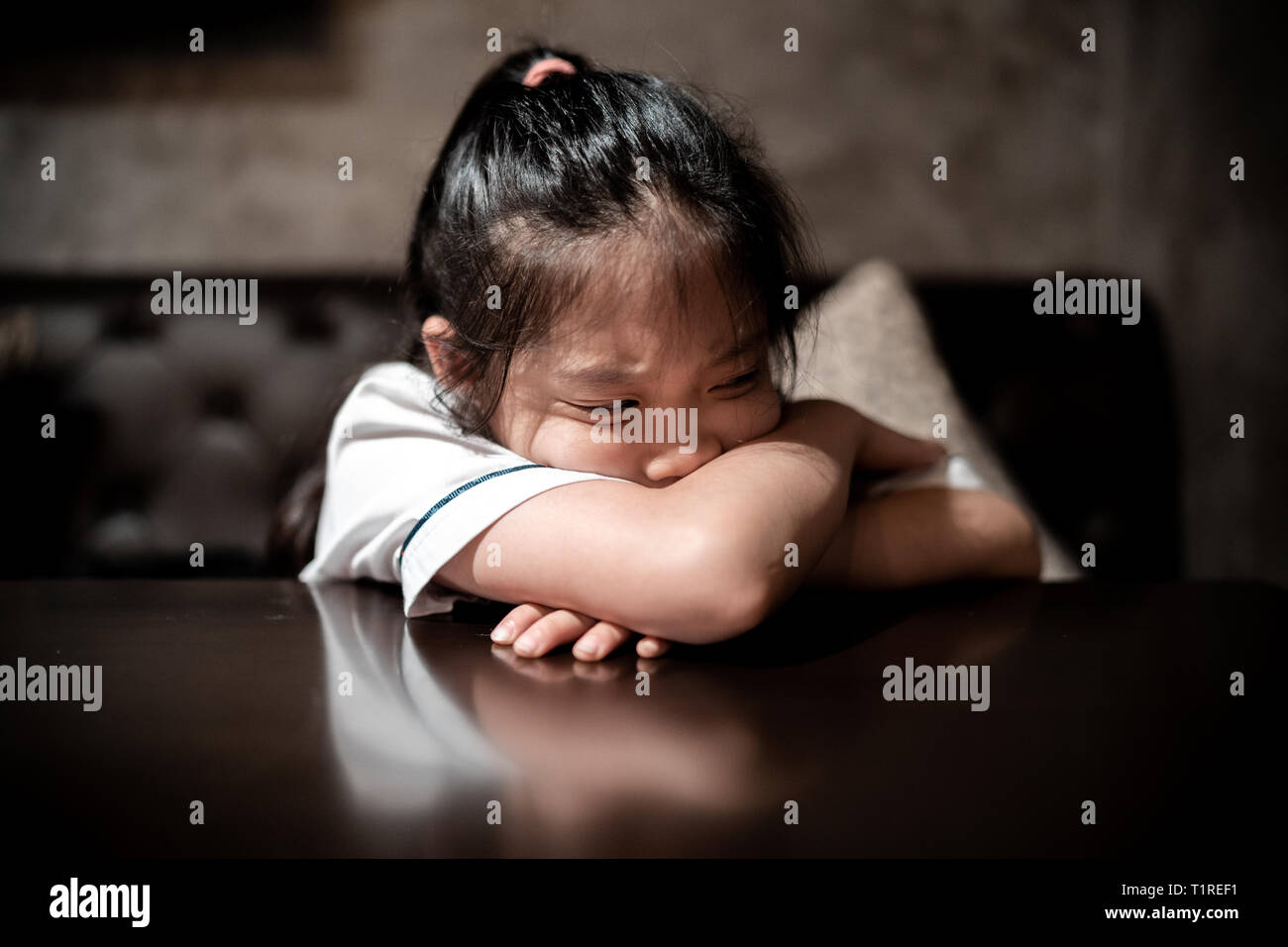 Arrabbiato e depresso bambino con triste e stressante l'espressione del viso. Foto Stock