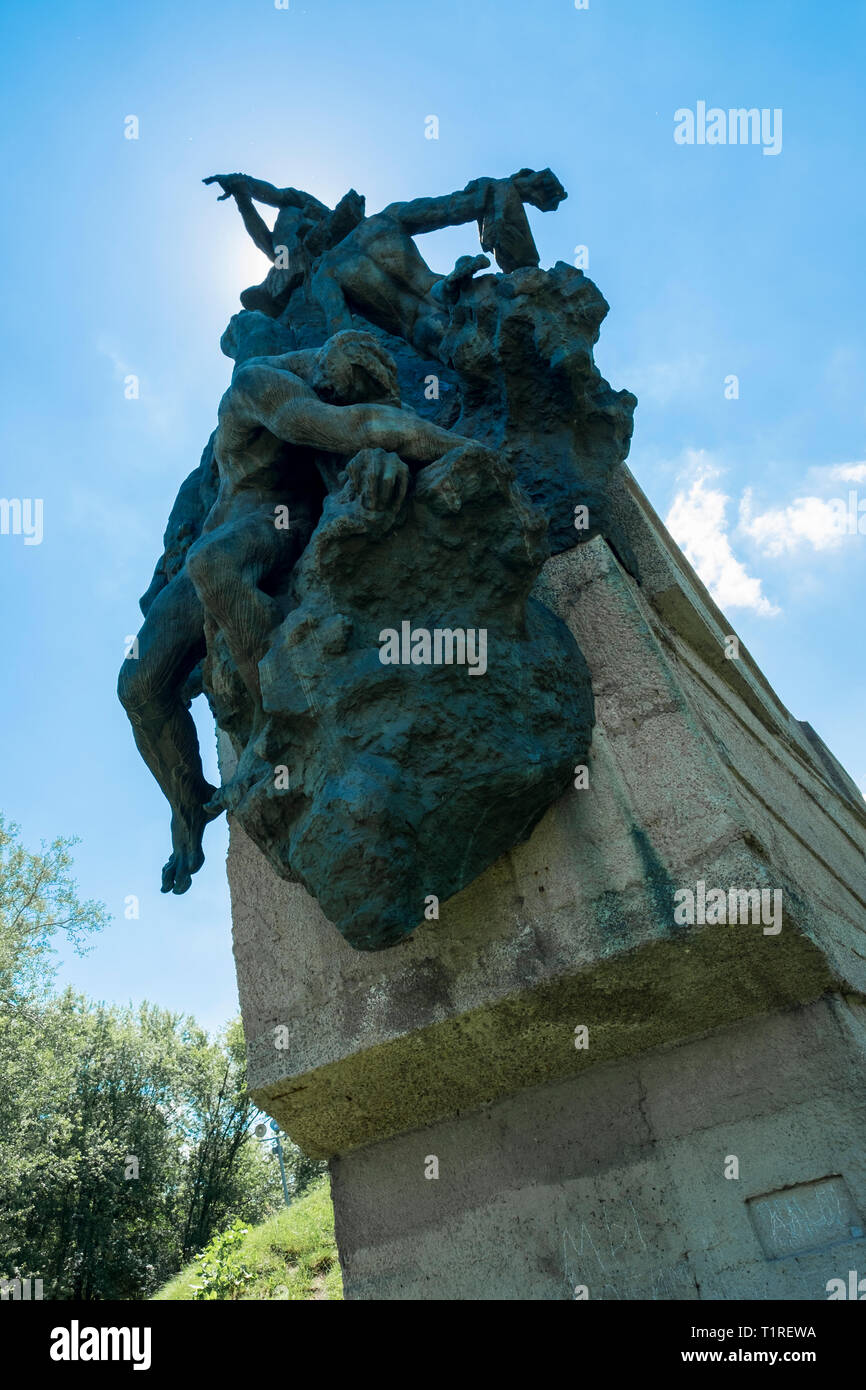 Il principale monumento commemorativo al massacro ebraica sito, Babi Yar. La statua in bronzo raffigura le vittime di lotta. A Kiev in Ucraina. Foto Stock