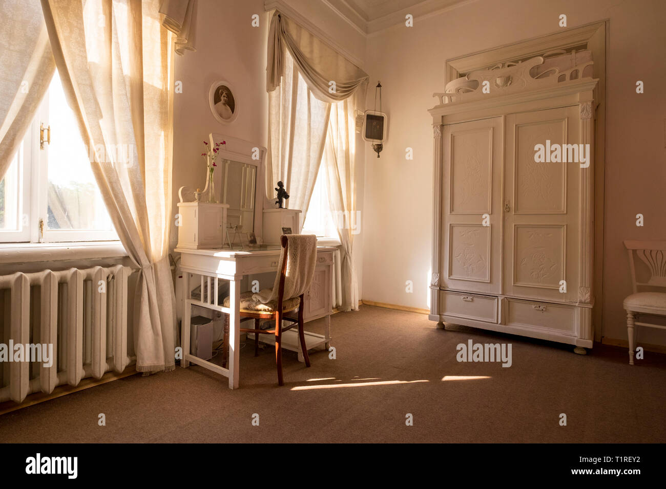 Scrittore russo Mikhail Bulgakov casa, ora un museo a Kiev in Ucraina. Le camere combinano gli artefatti e le impostazioni da suoi romanzi. Camera da letto. Foto Stock