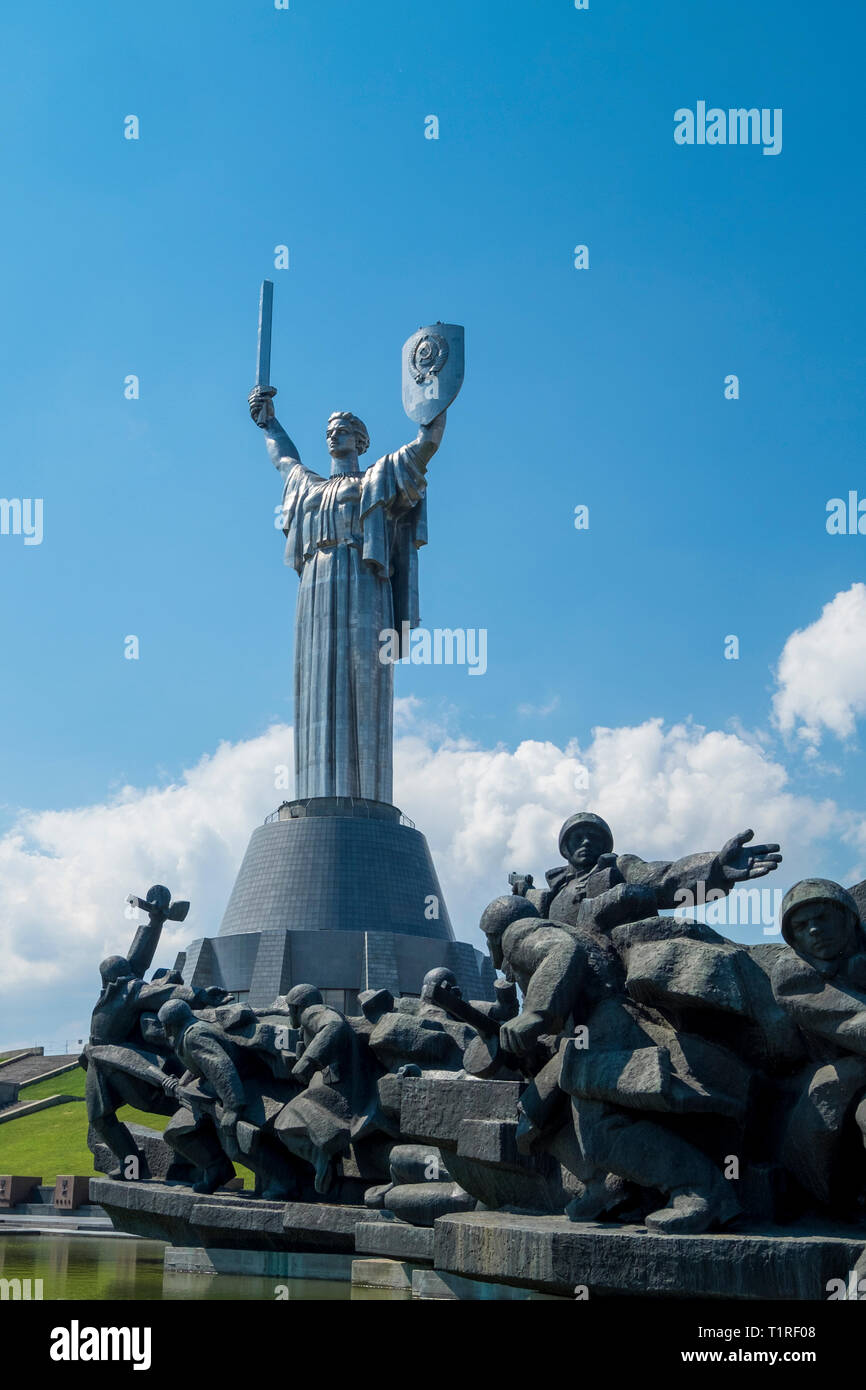 Il gigante, acciaio inossidabile patria monumento a Kiev in Ucraina. Foto Stock