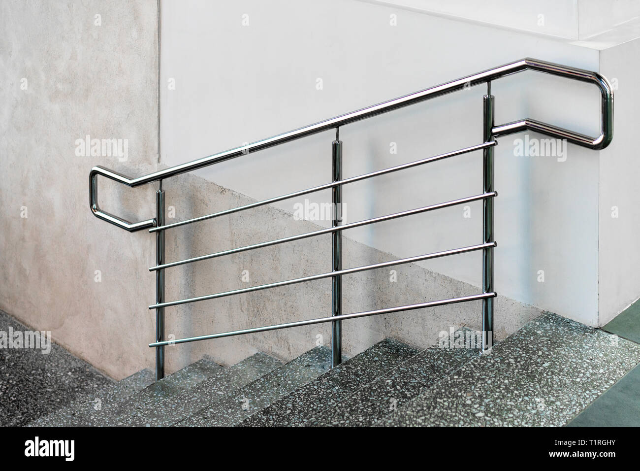 Corrimano di metallo vicino alle scale Foto Stock