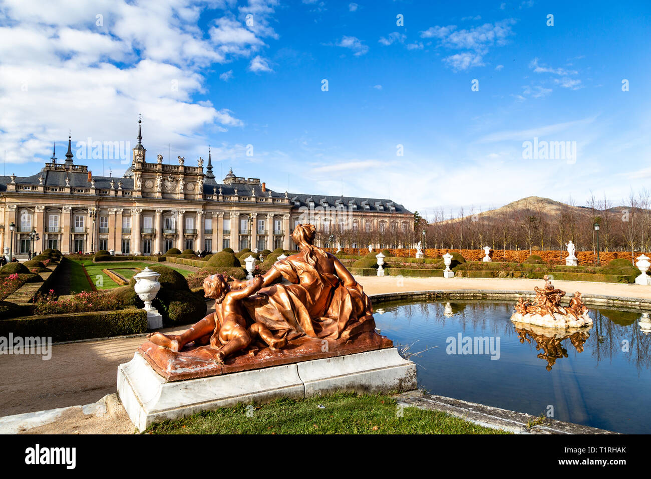 Dic 2018 - La Granja de San Ildefonso, Segovia, Spagna - Fuente de Anfitrite nei giardini del palazzo reale in autunno. Il Palazzo Reale e la sua gar Foto Stock