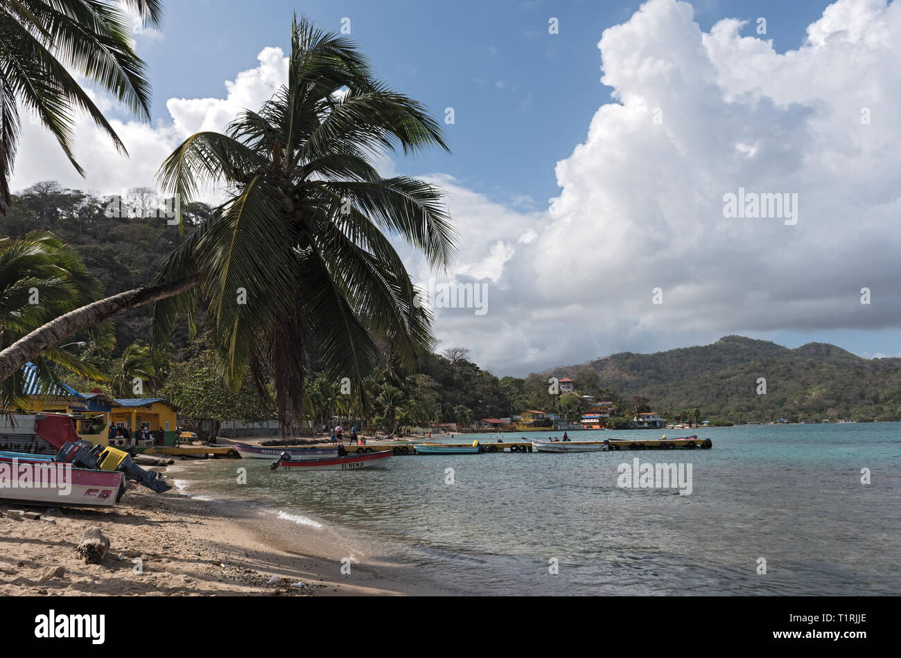 Barche alla spiaggia caraibica in puerto lindo panama Foto Stock