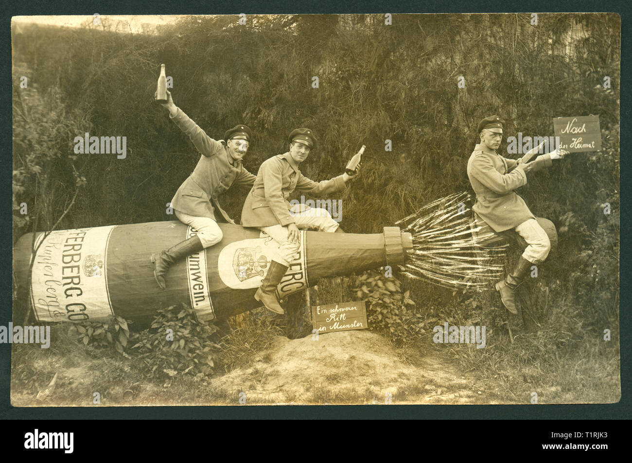 Germania, Bassa Sassonia, munster, munster Area Formazione, cartolina, soldati seduti su un grande bottiglia di Kupferberg vino spumante, fotografo Otto Dubielzig (Munsterlager), cartolina Inviato 12. 07. 1916. , Additional-Rights-Clearance-Info-Not-Available Foto Stock