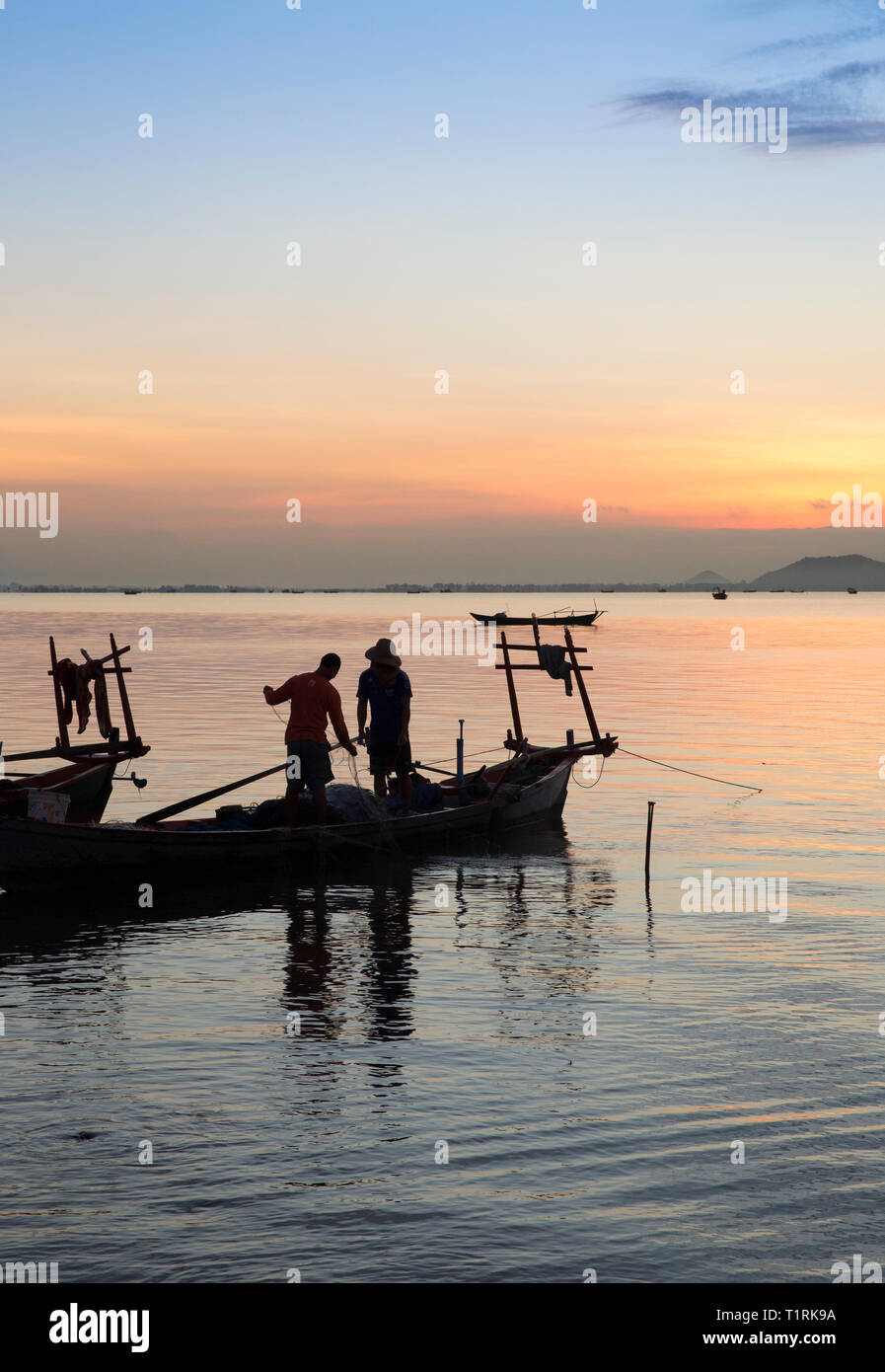 Kep, Cambogia, Cambogiano coast beach con la barca da pesca e sunrise Foto Stock