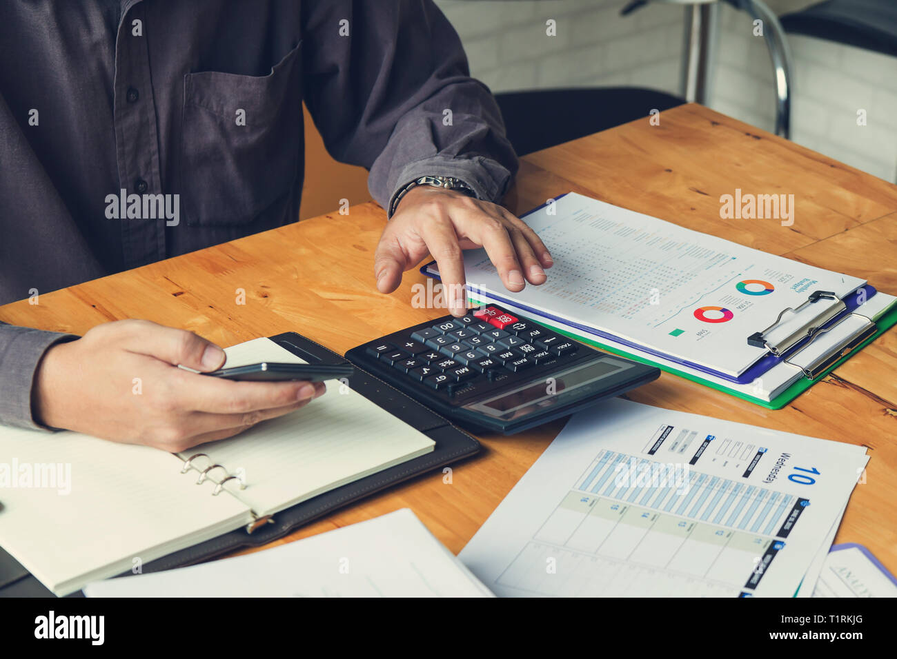 Affari e finanza concetto di ufficio a lavorare, imprenditore utilizza lo smartphone e discutere di investimenti business plan in ufficio Foto Stock