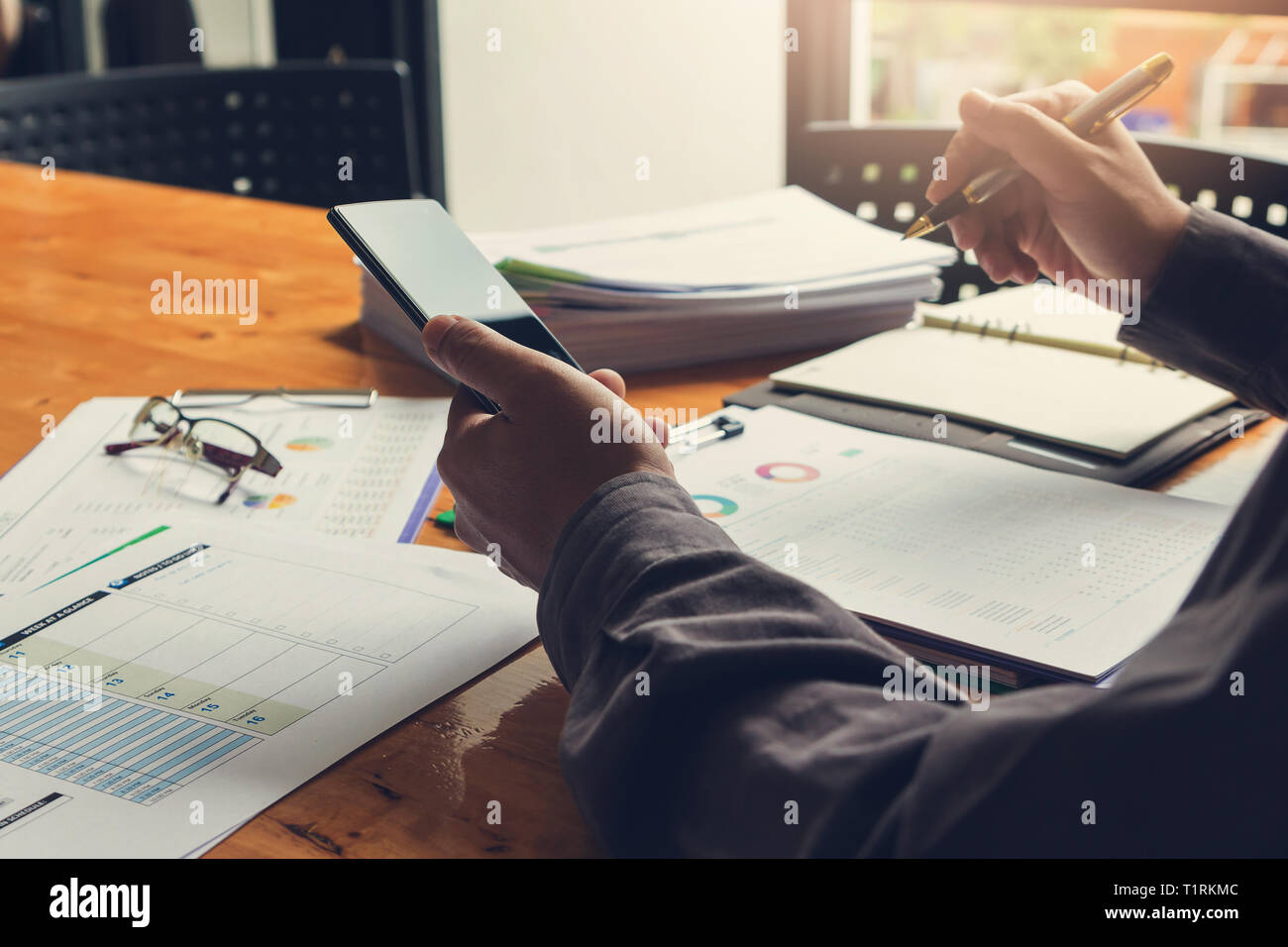 Affari e finanza concetto di ufficio a lavorare, imprenditore utilizza lo smartphone e discutere di investimenti business plan in ufficio Foto Stock